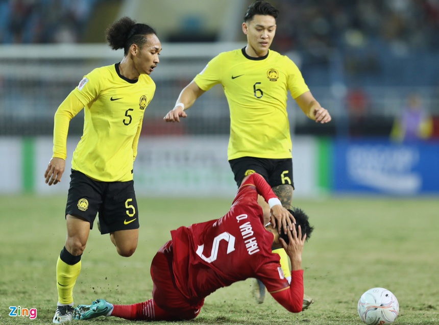 Văn Hậu bị hậu vệ số 5 của Malaysia Sharul Nazeem đấm vào gáy để trả đũa hành vi giật chỏ.