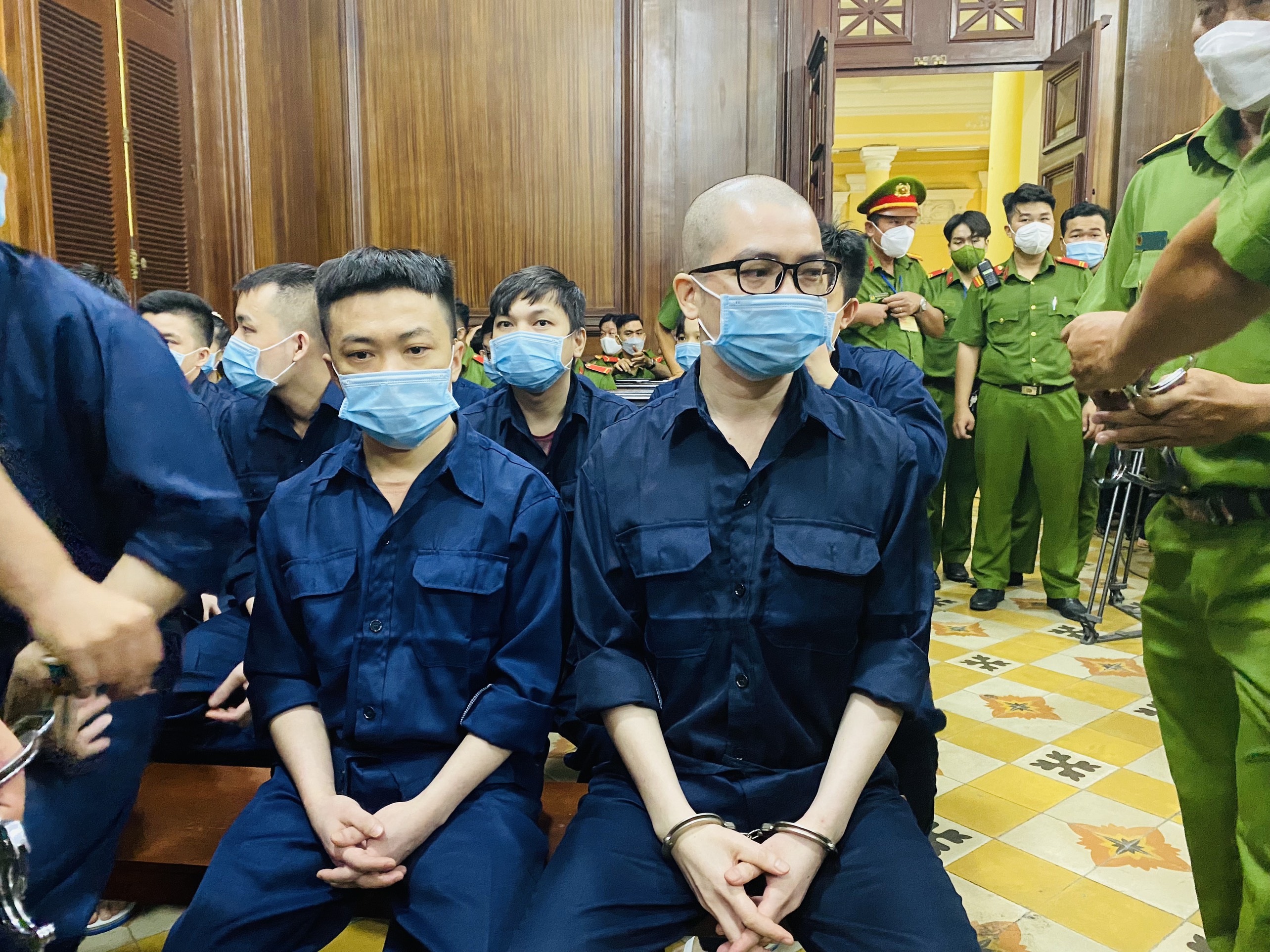Bị cáo Nguyễn Thái Luyện (bên phải) bị tuyên án chung thân.