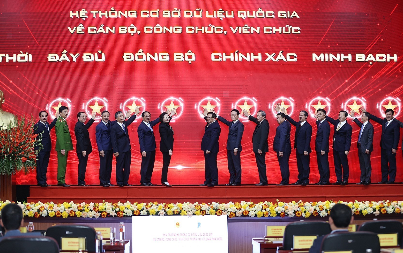 Thủ tướng Phạm Minh Chính và các đại biểu thực hiện nghi thức khai trương cơ sở dữ liệu quốc gia  về cán bộ, công chức, viên chức trong cơ quan Nhà nước. Ảnh: DƯƠNG GIANG