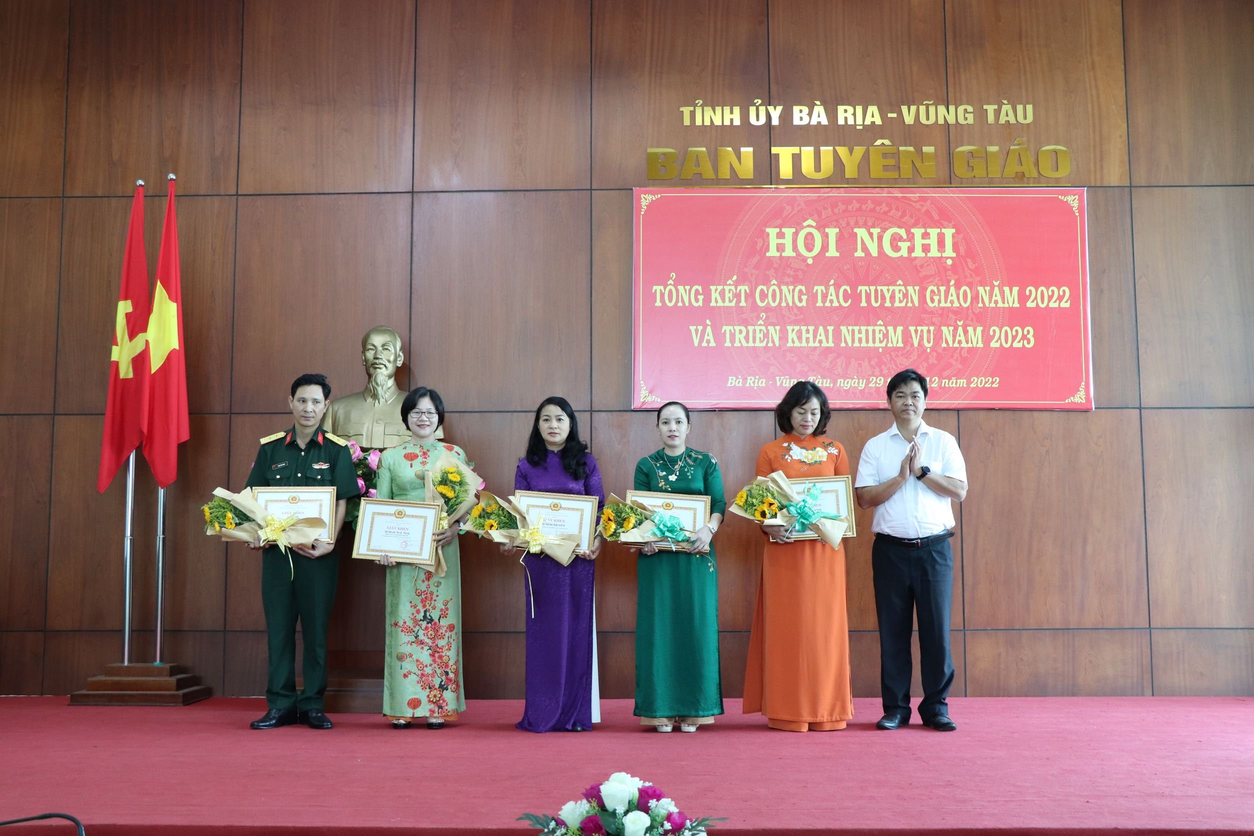 Ông Lê Văn Minh, Phó Trưởng Ban Tuyên giáo Tỉnh ủy  trao Giấy khen cho các tập thể có thành tích xuất sắc năm 2022.