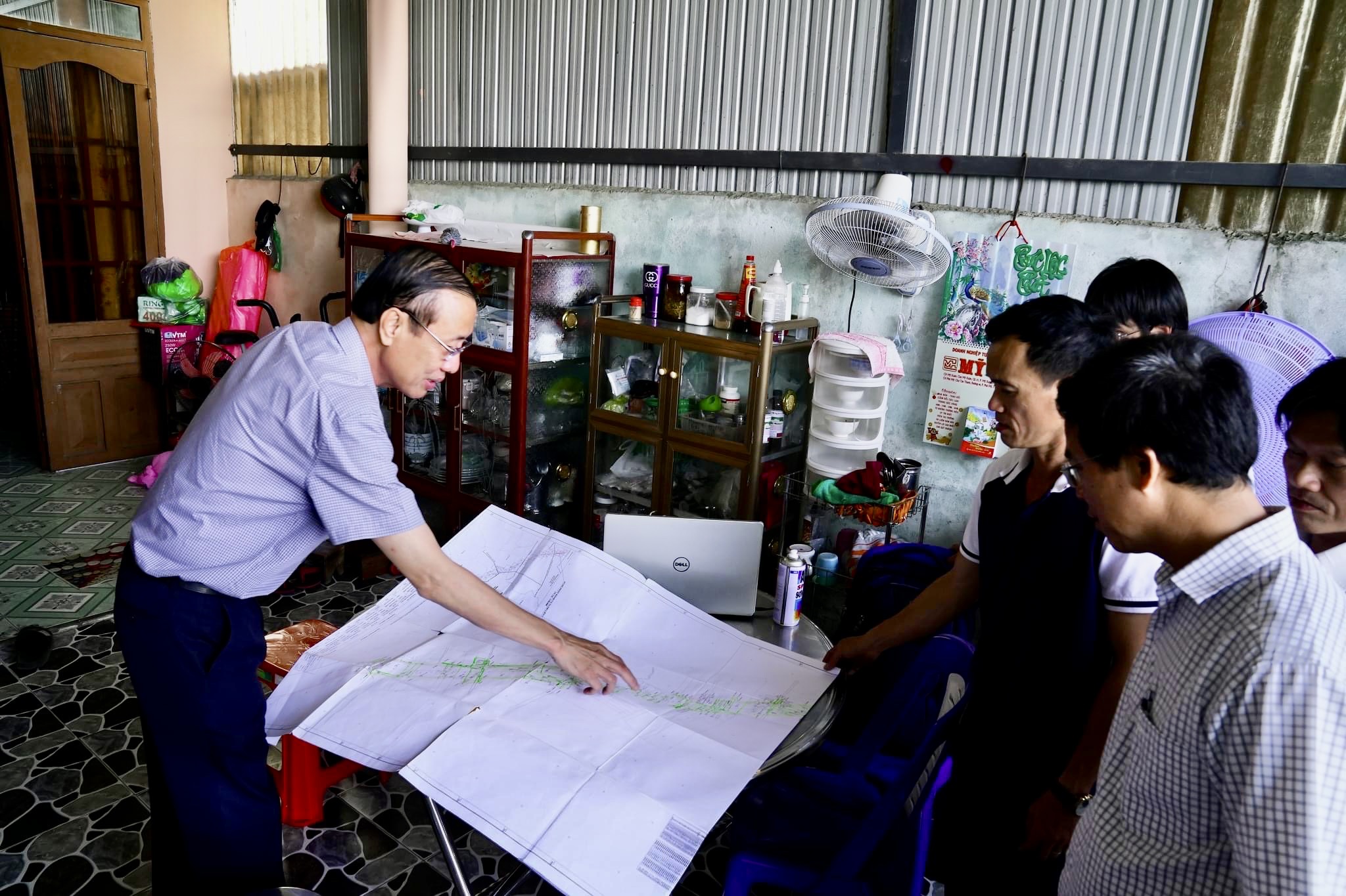 Ông Nguyễn Văn Thắm, Chủ tịch UBND TX. Phú Mỹ (trái) trực tiếp thăm động viên 4 tổ kiểm đếm đất đai dự án cao tốc Biên Hòa - Vũng Tàu và trao tiền hỗ trợ 5 triệu đồng cho mỗi tổ