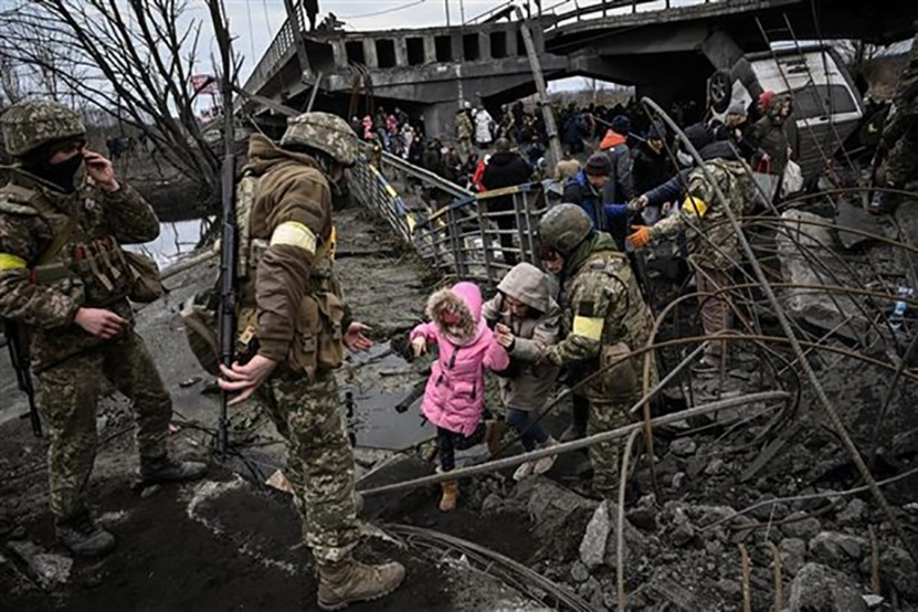 Người dân sơ tán khỏi thành phố Irpin, tây bắc thủ đô Kiev (Ukraine), ngày 5/3/2022.