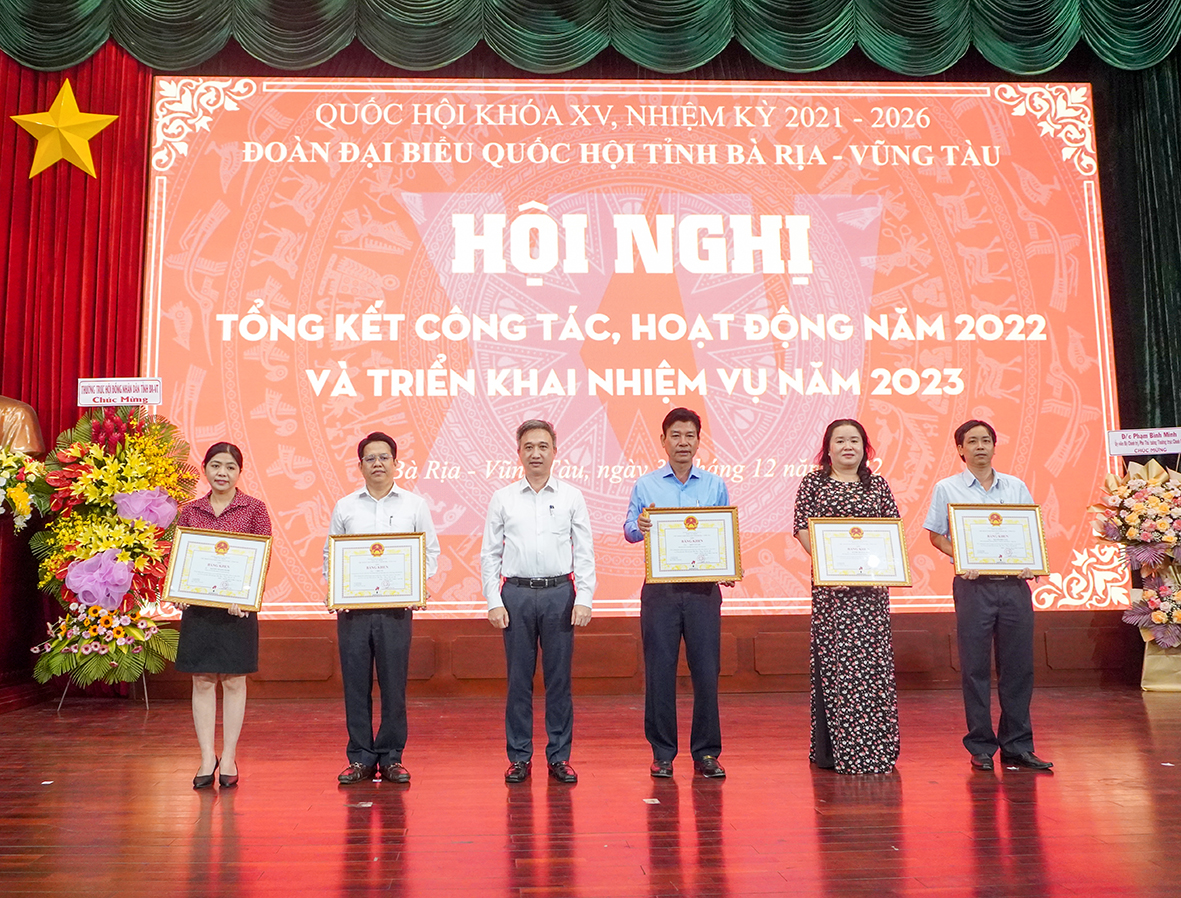 Ông Đặng Minh Thông, Phó Chủ tịch UBND tỉnh tặng Bằng khen của Chủ tịch UBND tỉnh cho các cá nhân trong công tác phối hợp và thực hiện nhiệm vụ năm 2022 của Đoàn ĐBQH tỉnh.