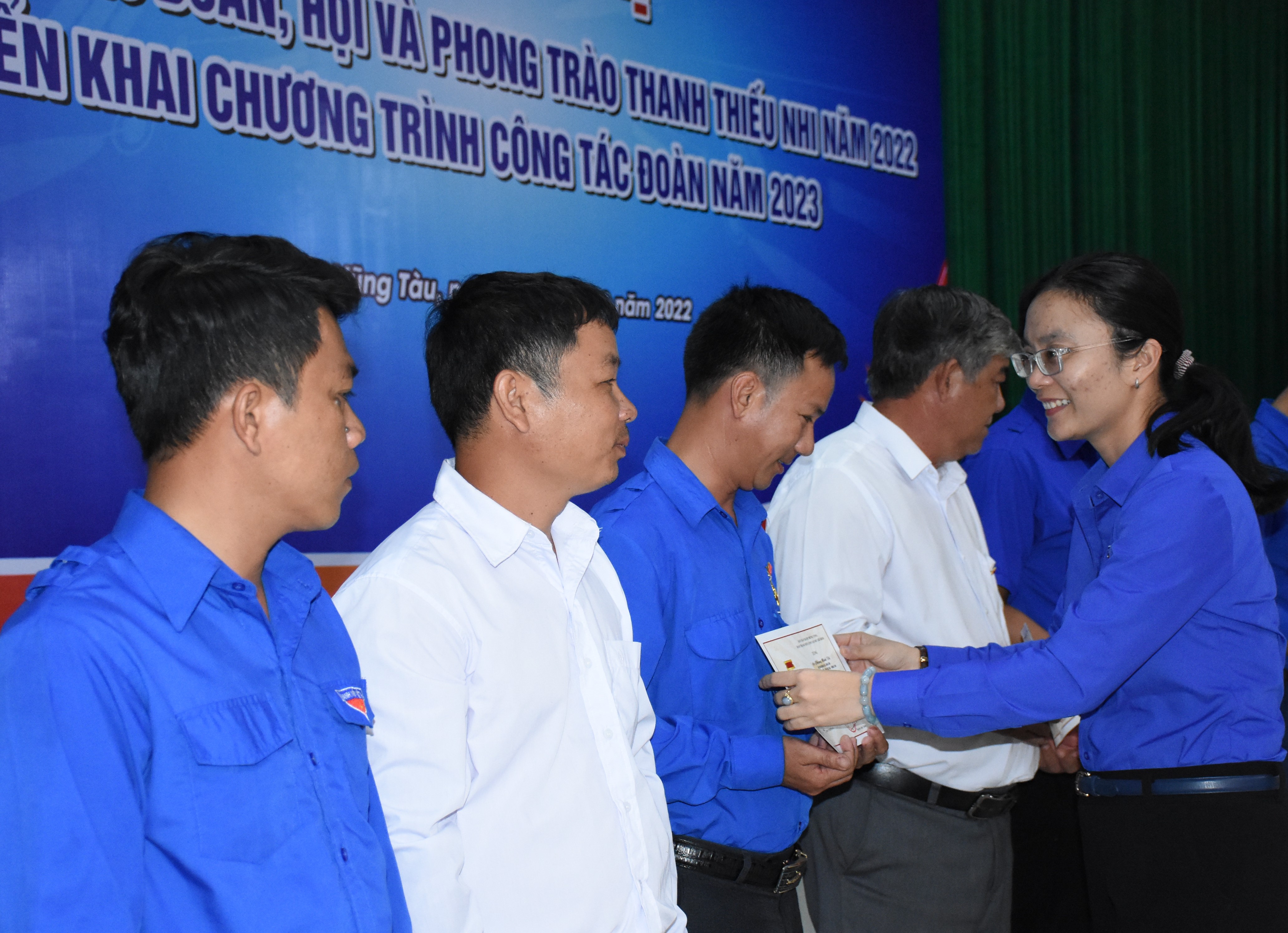Chị Hồ Thị Ánh Tuyết, Bí thư Tỉnh Đoàn trao Kỷ niệm chương “Vì thế hệ trẻ” năm 2022 của Trung ương Đoàn cho các cá nhân xuất sắc.