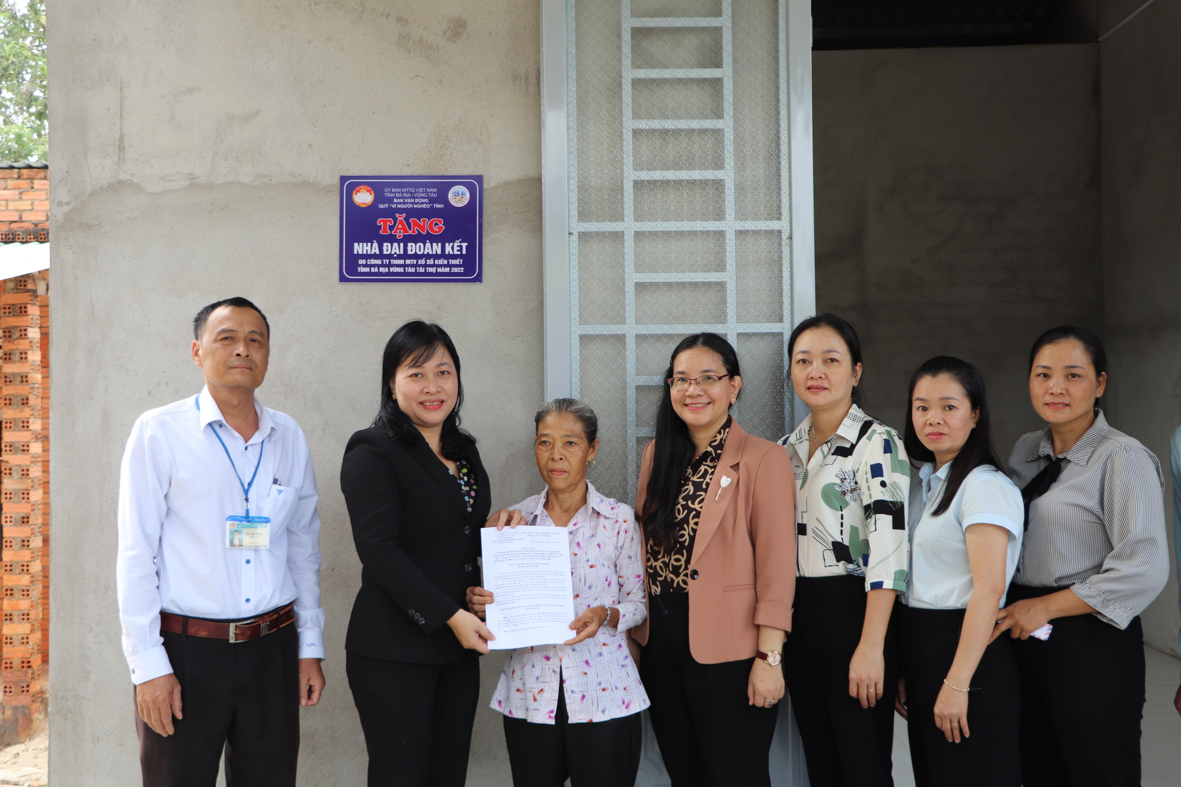 Đại diện UBMTTQ Việt Nam tỉnh và Công ty TNHH MTV Xổ số Kiến thiết tỉnh Bà Rịa-Vũng Tàu trao quyết định bàn giao nhà cho bà Trần Thị Tâm (ấp Phú Lộc, xã Hòa Hiệp, huyện Xuyên Mộc). Ảnh: THI PHONG