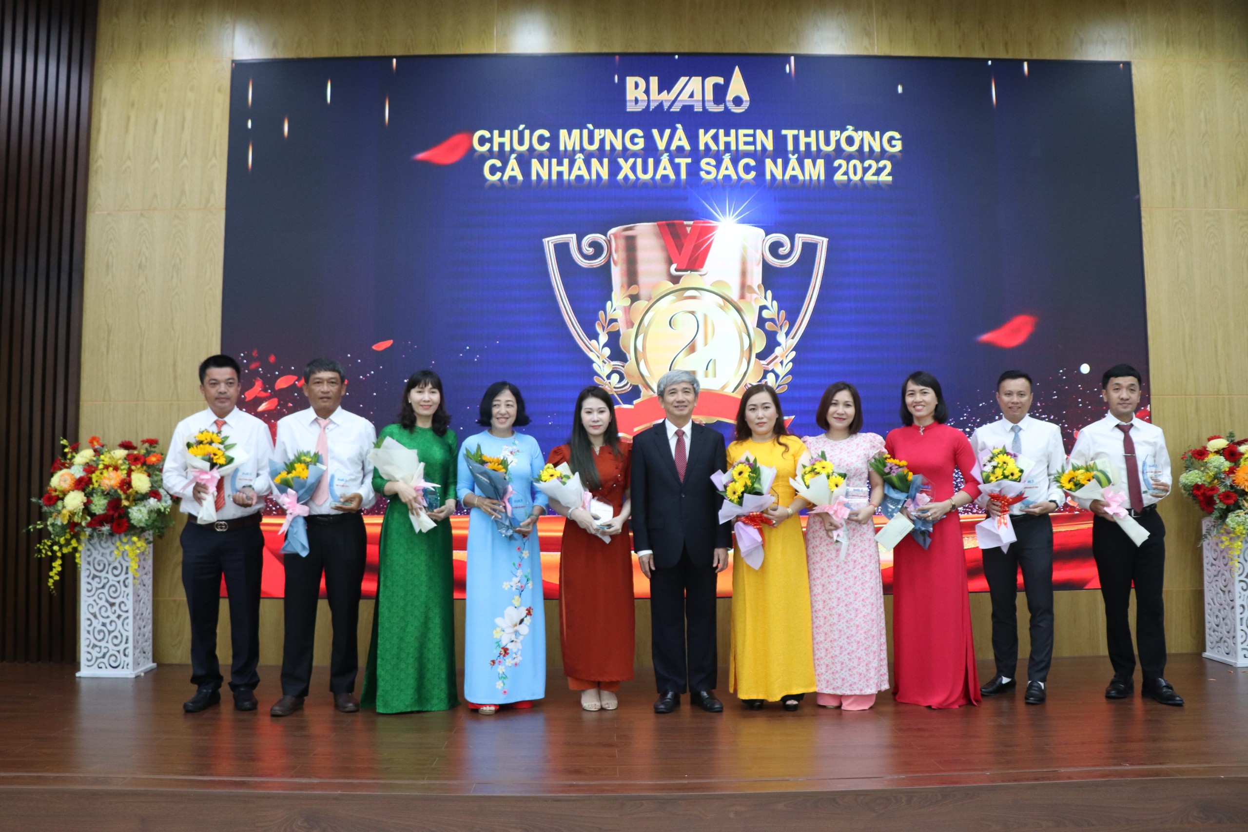 Ông Nguyễn Cảnh Tùng, Phó Tổng Giám đốc BWACO tặng hoa và quà chúc mừng các cá nhân có thành tích xuất sắc năm 2022