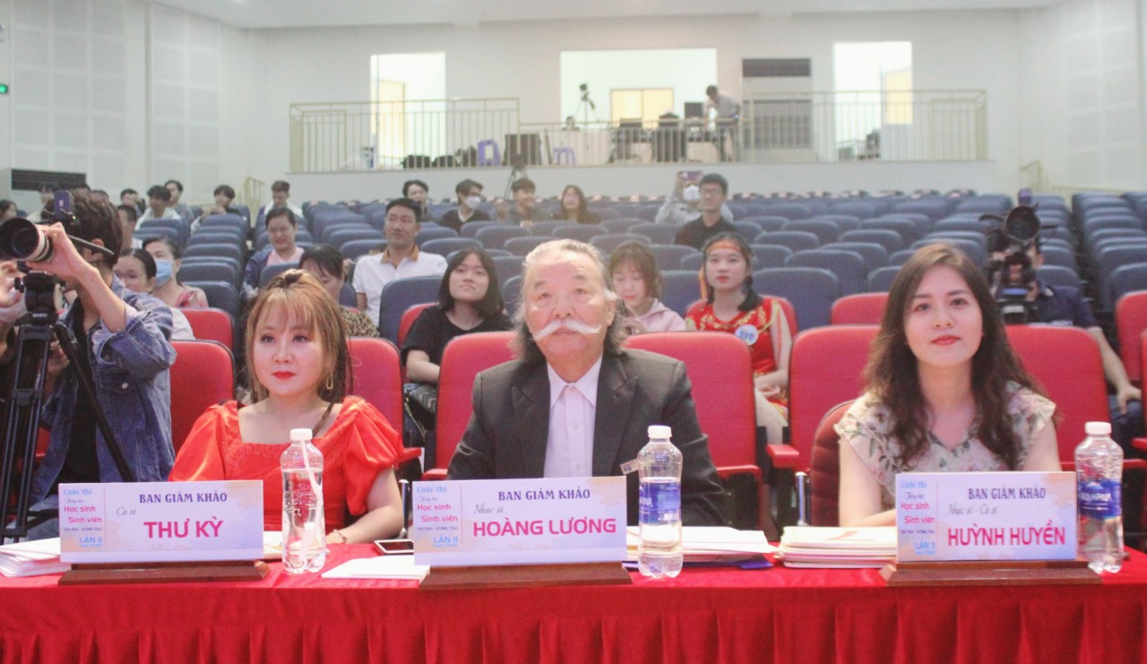 Giám khảo của chương trình là Nhạc sĩ Hoàng Lương, Phó Chủ tịch Hội văn học Nghệ thuật tỉnh, Chánh chủ khảo; Nhạc sĩ-Ca sĩ Huỳnh Huyền; Ca sĩ Thư Kỳ.