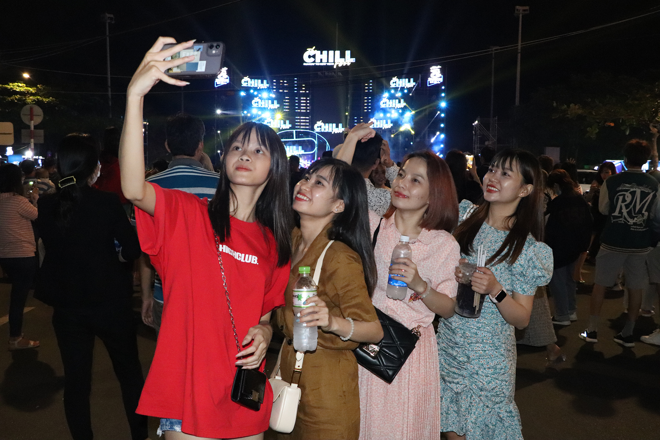 Các bạn trẻ ghi lại khoảnh khắc bên nhau đón chờ Năm mới 2023.