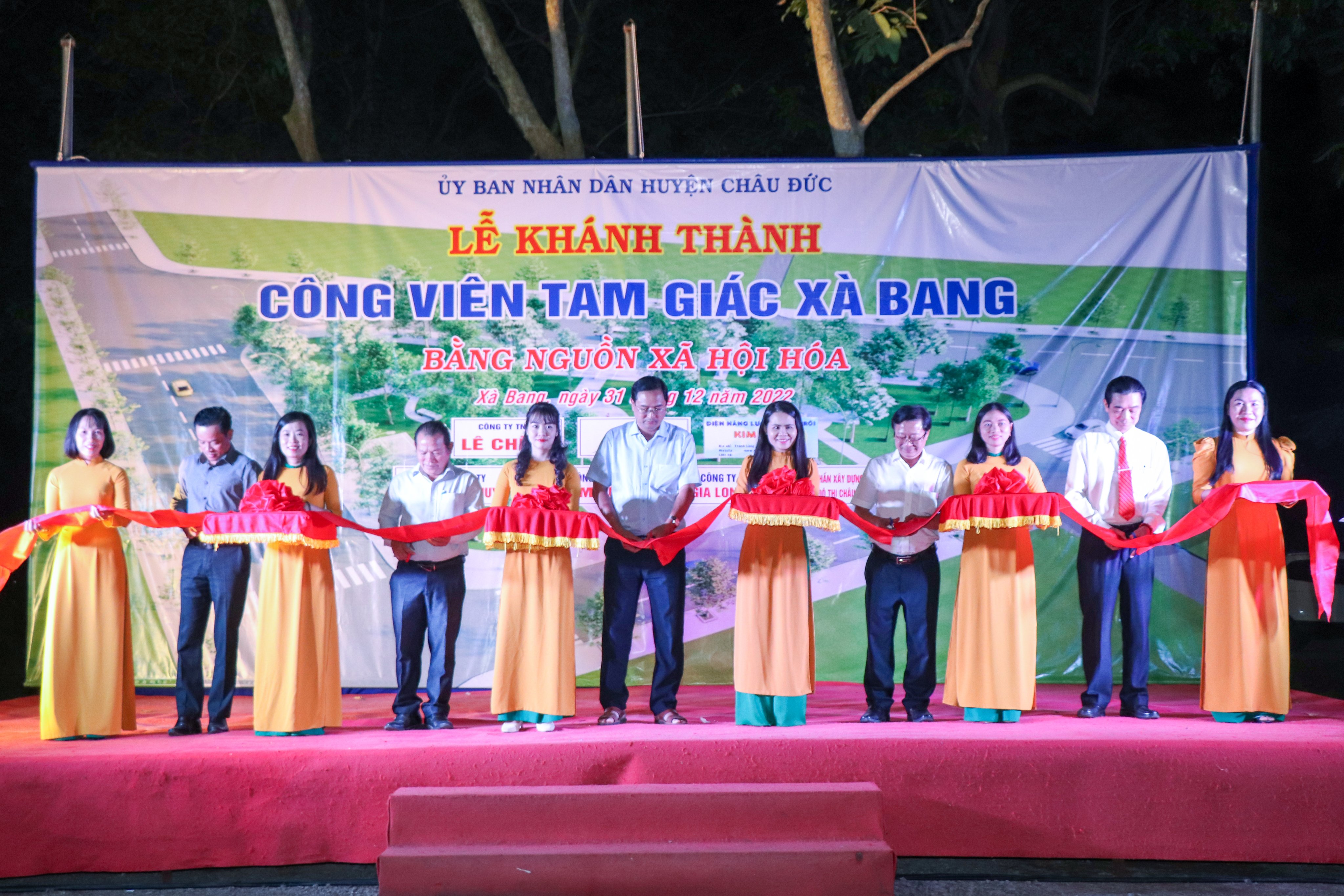 Các đại biểu thực hiện nghi thức cắt băng khánh thành Công viên Tam giác xã Xà Bang.