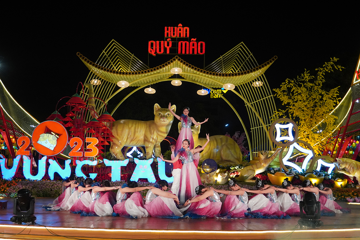 Tiết mục văn nghệ chào mừng tại Lễ khai mạc.