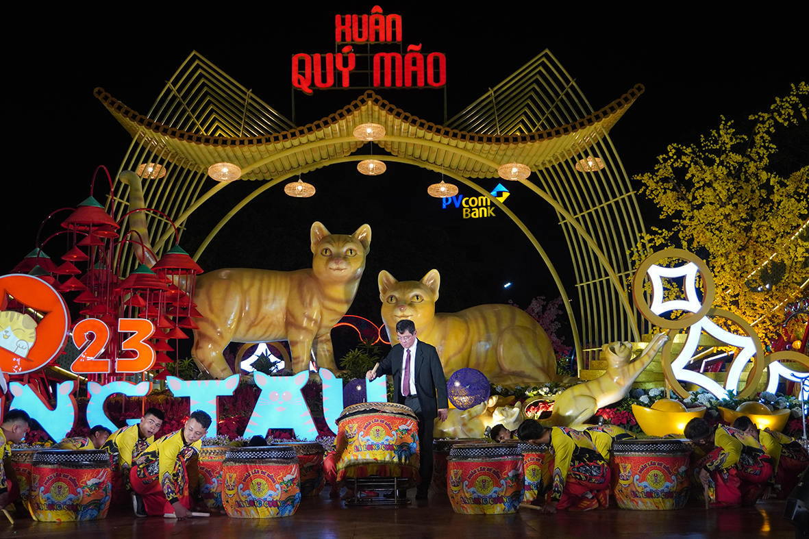 Ông Trần Đình Khoa, Uỷ viên Ban Thường vụ Tỉnh uỷ, Bí thư Thành uỷ Vũng Tàu đánh trống mở màn Ngày hội Lân Sư Rồng.