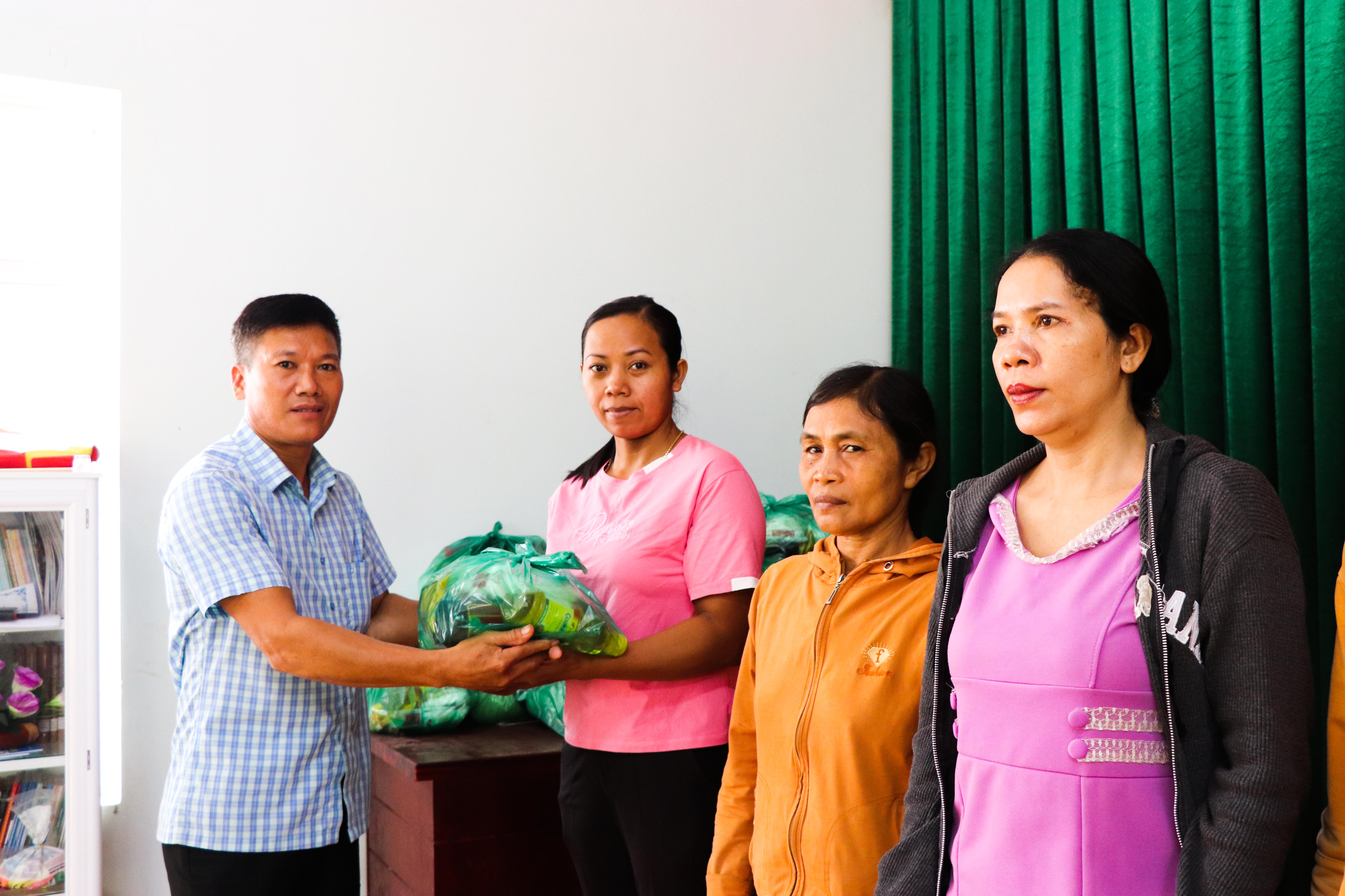 Ông Phạm Tiến Huynh, Phó Chủ tich UBND xã Bình Ba trao quà cho hộ đồng bào dân tộc ấp Suối Lúp.
