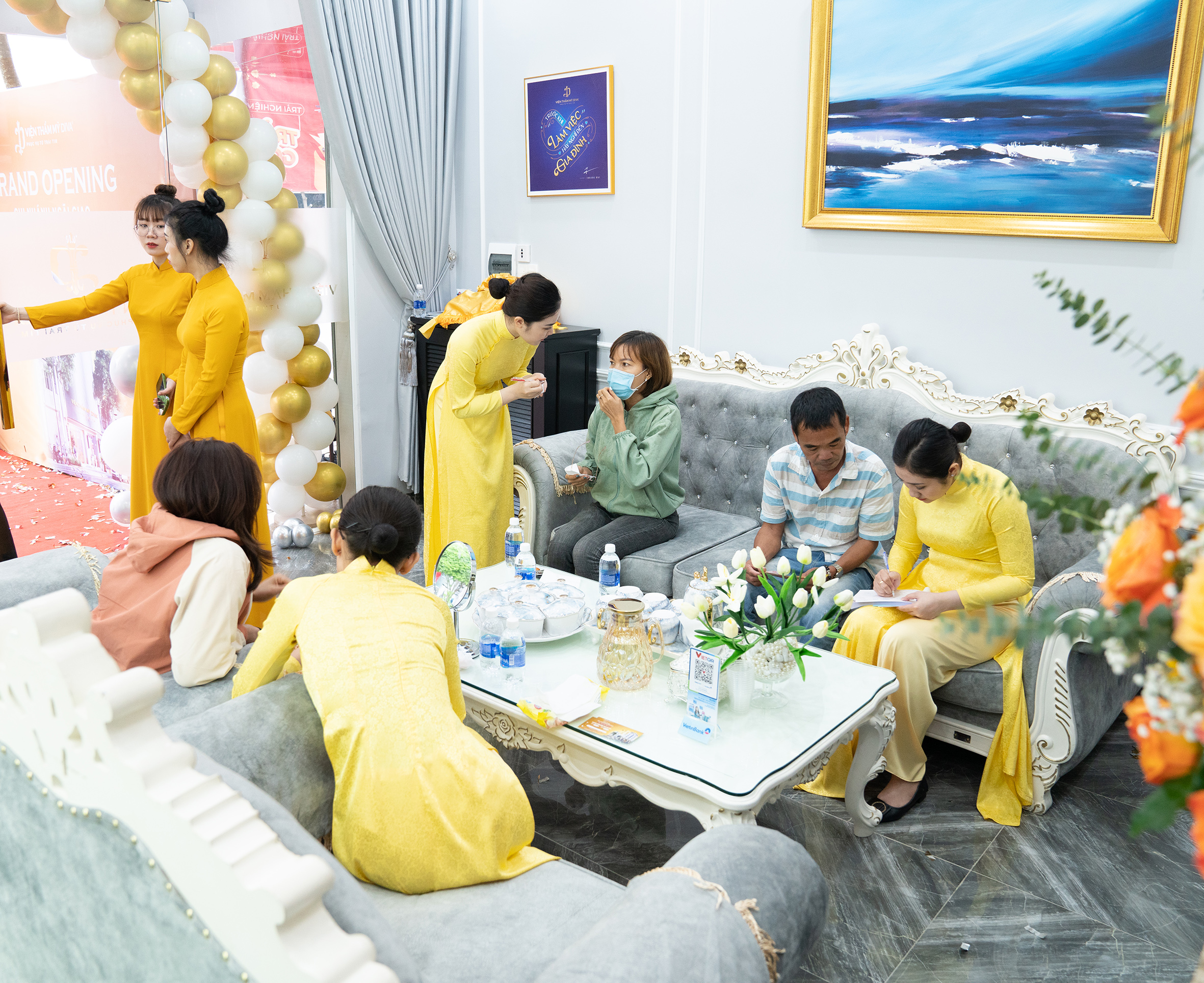 Đông đảo khách hàng đến trải nghiệm dịch vụ tại Viện thẩm mỹ DIVA Ngãi Giao trong ngày khai trương