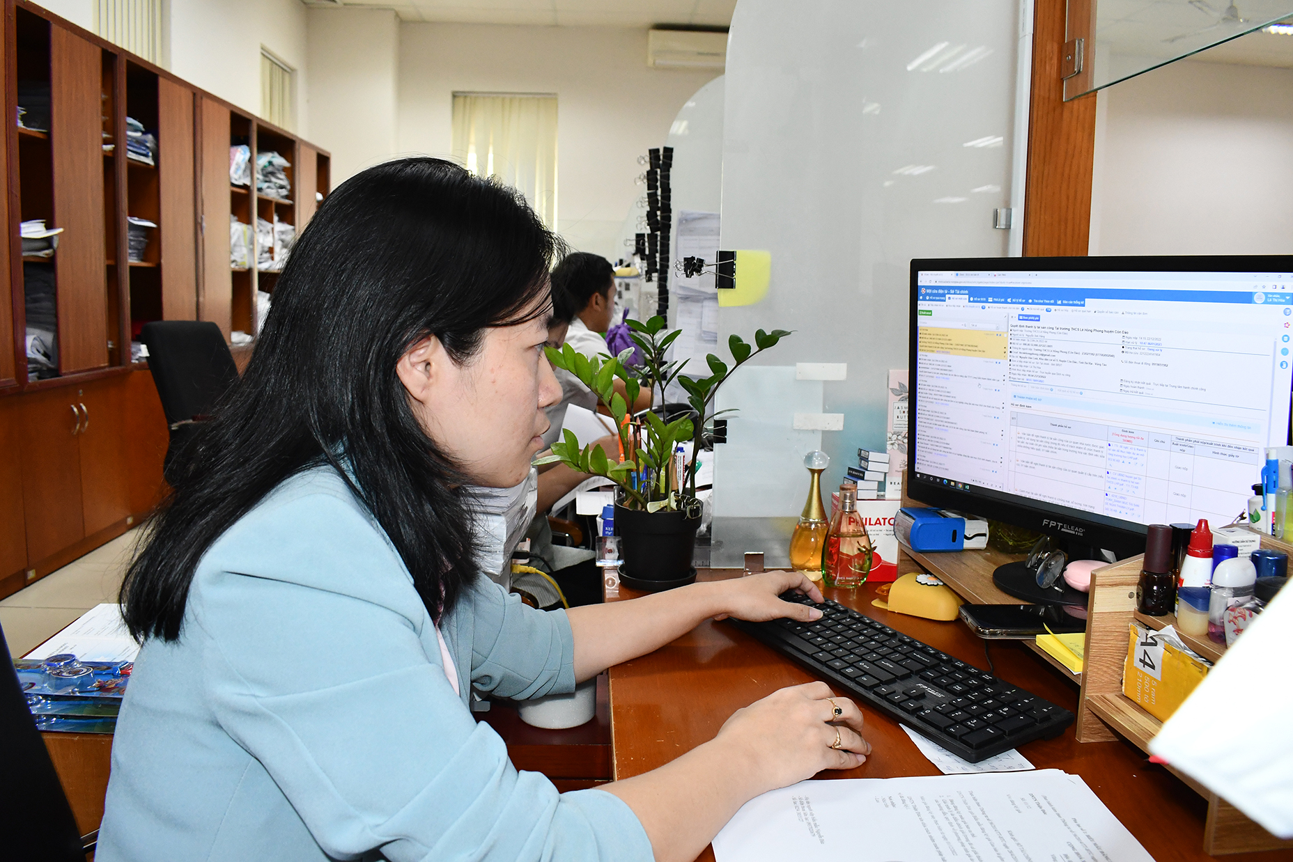 Công chức Sở Tài chính tại Trung tâm Phục vụ Hành chính công của tỉnh giải quyết TTHC cho người dân, doanh nghiệp qua hình thức trực tuyến.