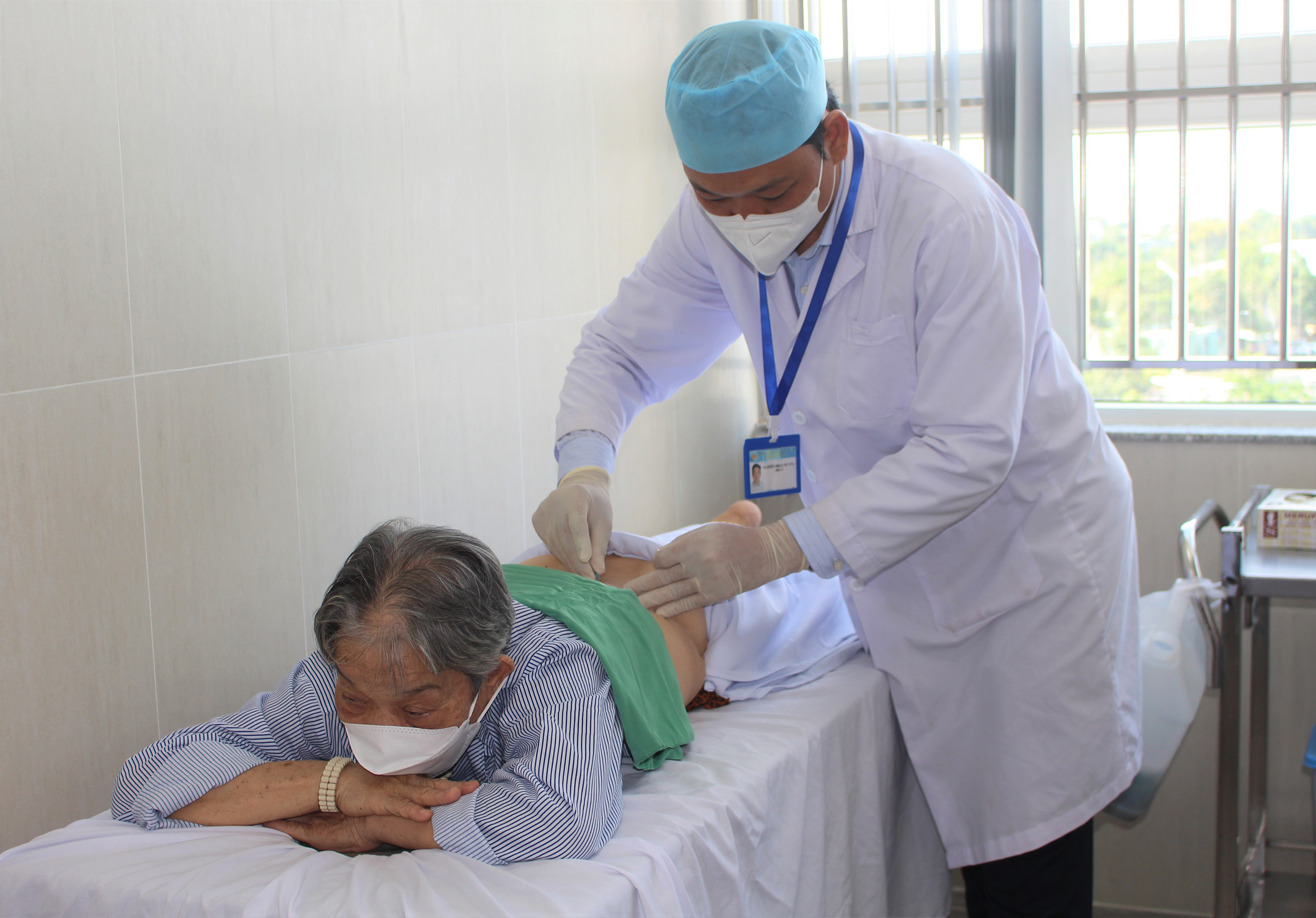 Nhân viên y tế của Bệnh viện Vũng Tàu đang cấy chỉ cho bệnh nhân.
