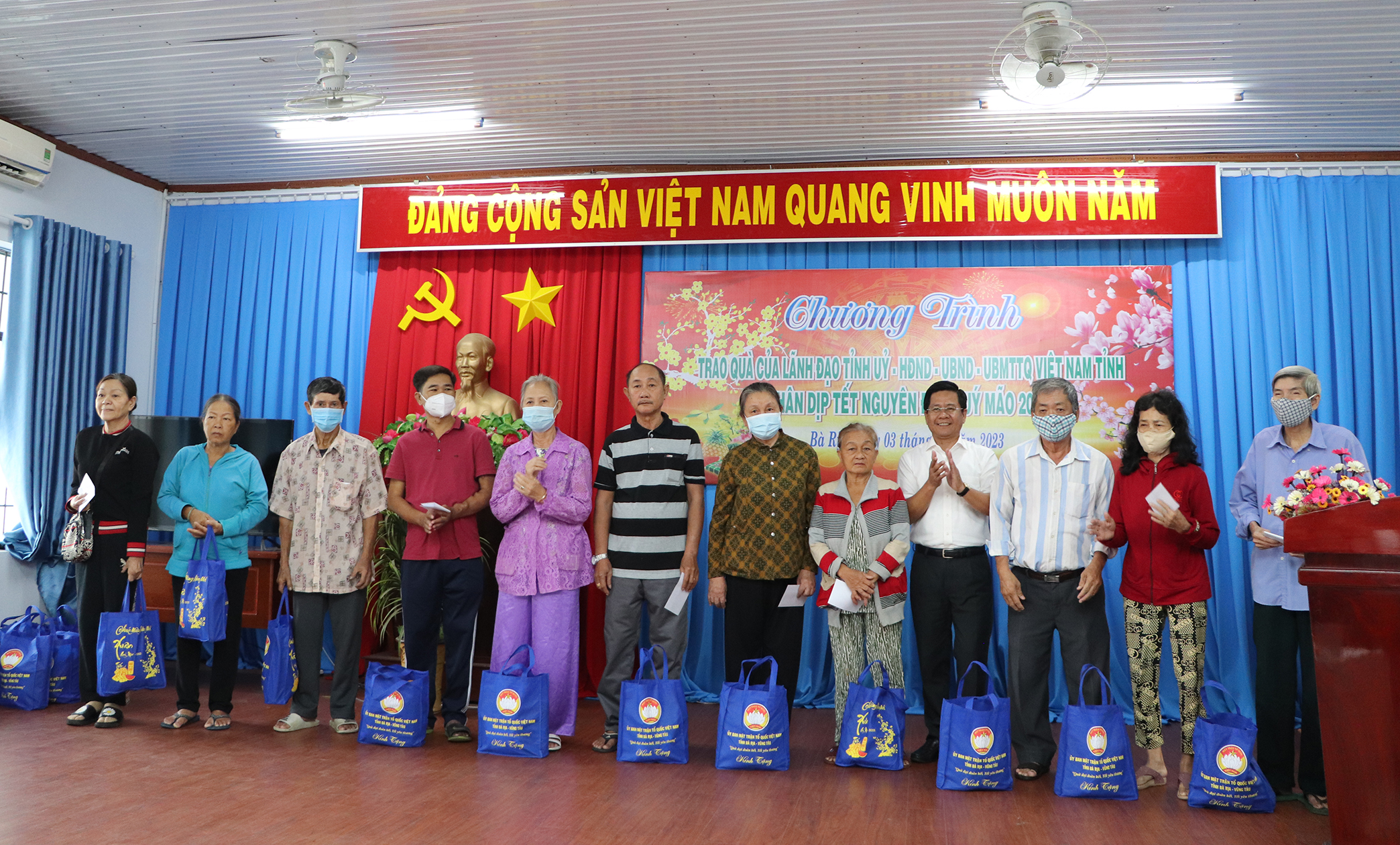 Ông Bùi Chí Thành, Chủ tịch Ủy ban MTTQ Việt Nam tỉnh cho biết, những phần quà là sự quan tâm của các cấp lãnh đạo, mong muốn người nghèo thêm no đủ dịp Tết đến, Xuân về.