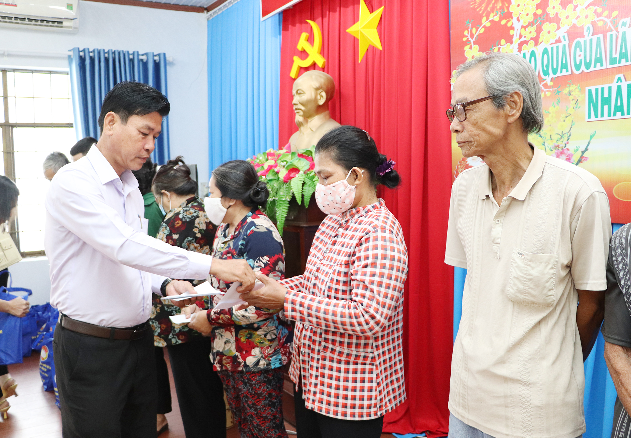 Ông Trần Văn Lợi, Phó Chủ tịch Ủy ban MTTQ Việt Nam tỉnh tặng quà Tết tới hộ nghèo TP.Bà Rịa.