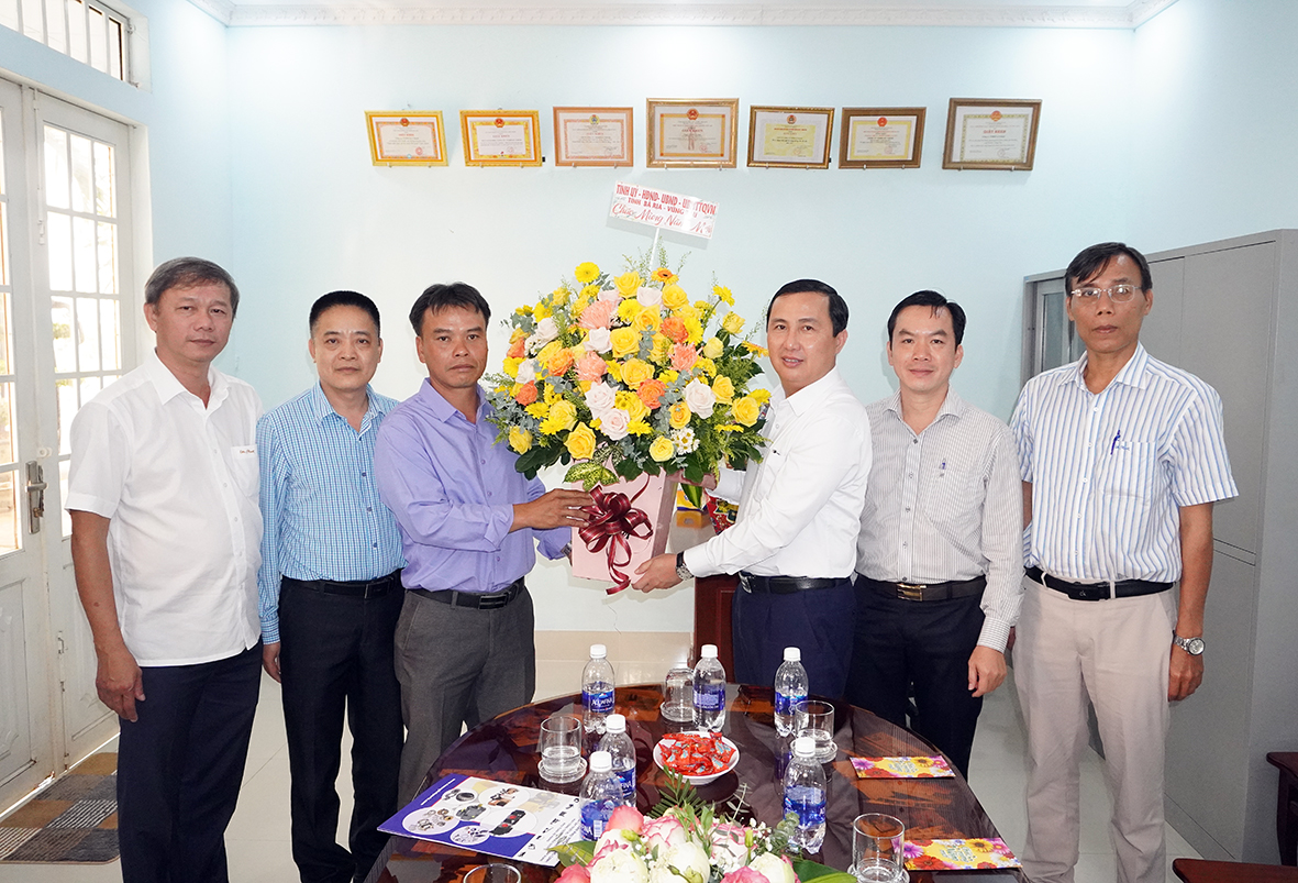 Ông Lê Hoàng Hải, Phó Chủ tịch HĐND tỉnh tặng hoa chúc mừng năm mới đại diện 