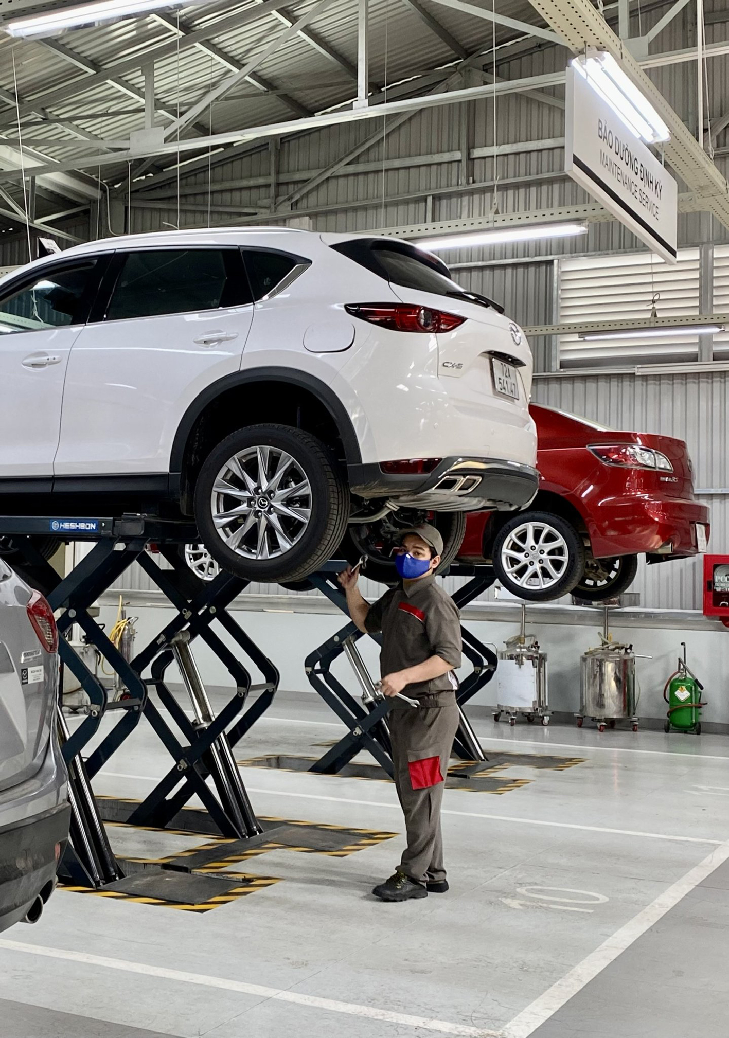Nhân viên hãng Madza kiểm tra, bảo dưỡng xe cho khách.