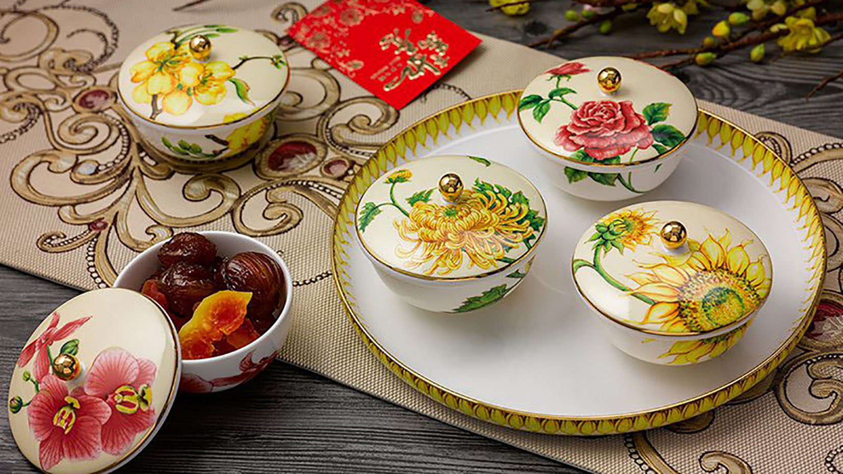 Bộ khay mứt Tết ngũ hoa được bày bán tại cửa hàng gốm sứ Minh Long trên đường Nam Kỳ Khởi Nghĩa, TP. Vũng Tàu.