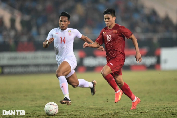 Việt Nam (áo đỏ) dễ dàng đánh bại Myanmar 