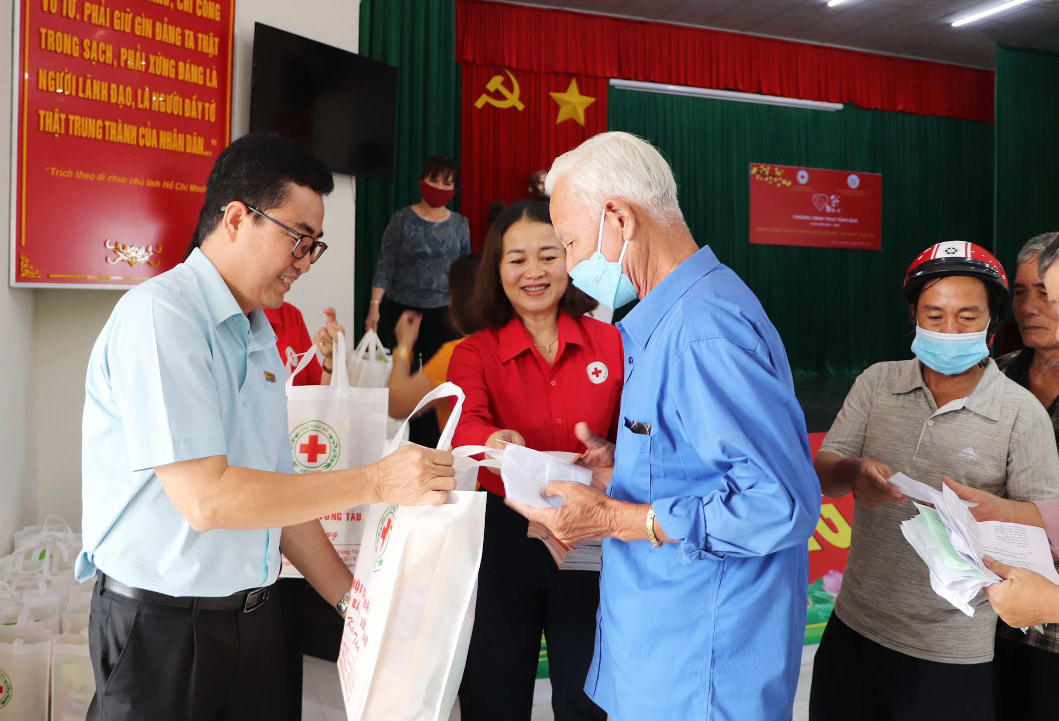 Ông Đoàn Văn Lộc, Phó Giám đốc Công ty TNHH MTV Xổ số Kiến thiết tỉnh BR-VT và bà Hà Thị Việt Bắc, Phó Chủ tịch Hội Chữ thập Đỏ tỉnh trao quà tới người nghèo huyện Long Điền.
