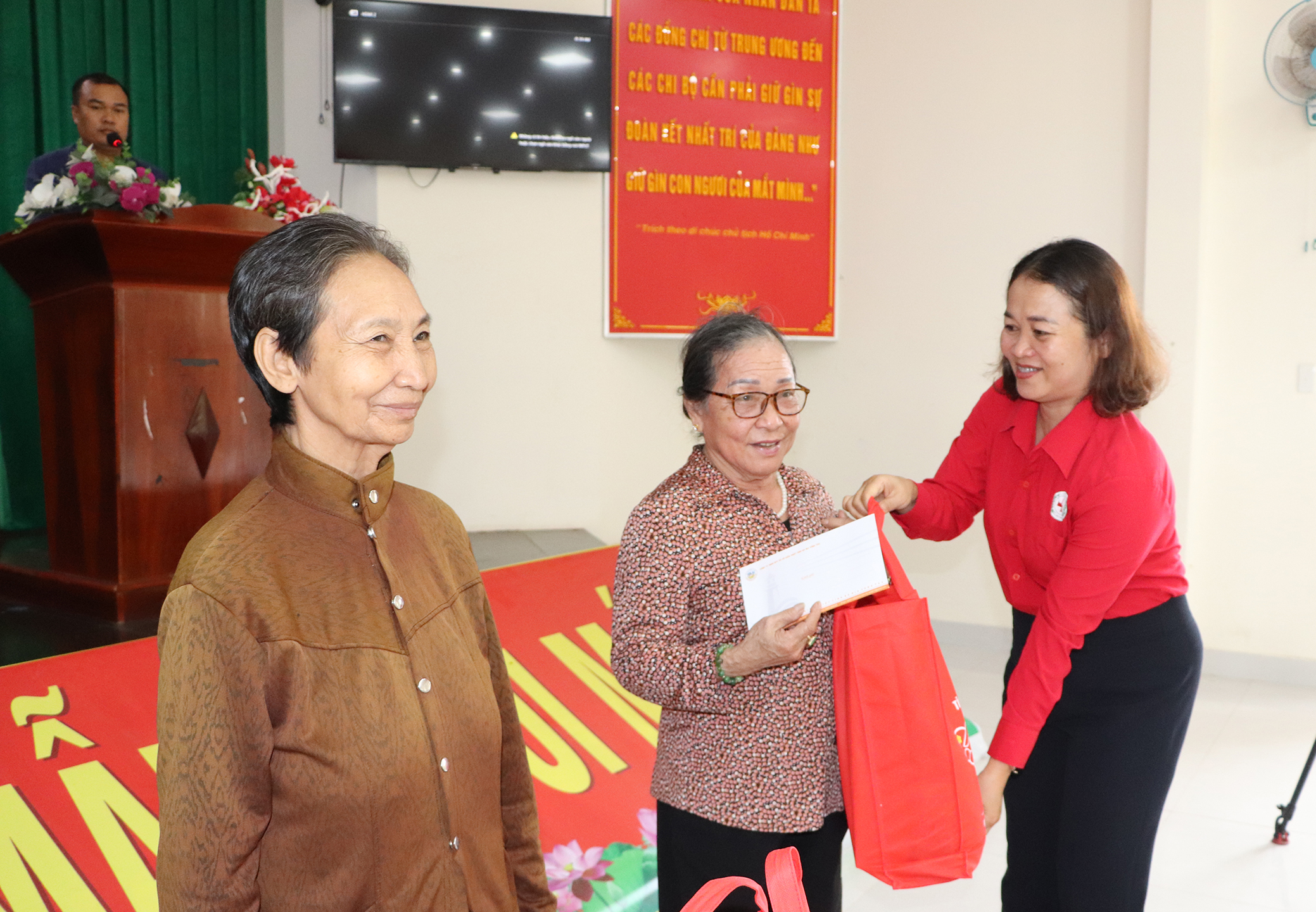 Bà Hà Thị Việt Bắc, Phó Chủ tịch Hội Chữ thập Đỏ tỉnh trao quà Tết đến hộ nghèo.