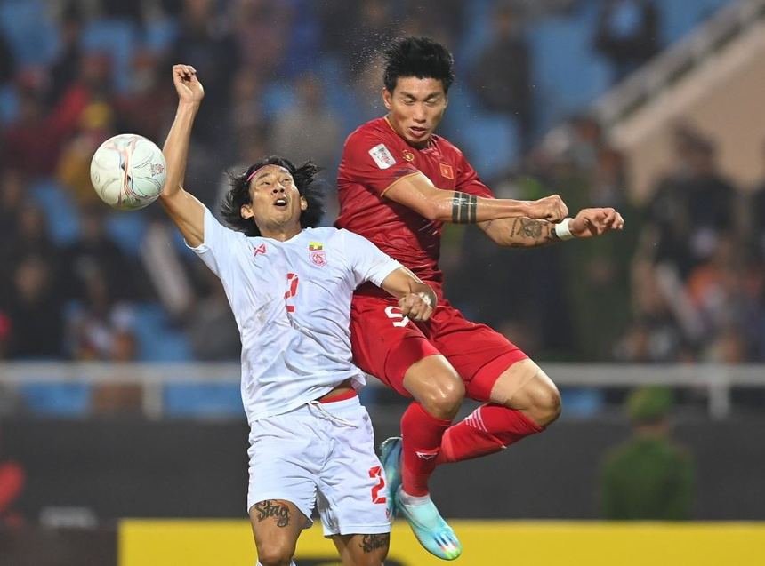 Văn Hậu và Văn Lâm là 2 cái tên có phong độ ổn định ở hàng thủ Việt Nam tại AFF Cup.