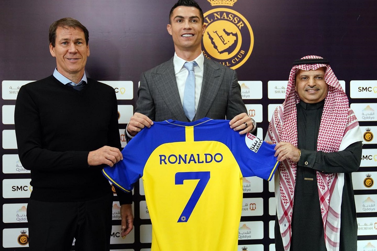 Ronaldo chính thức ra gia nhập Al Nassr.
