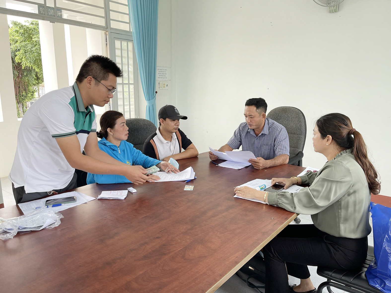 Giải ngân vốn đầu tư trồng vụ rau Tết cho nông dân tại xã Tân Hải 