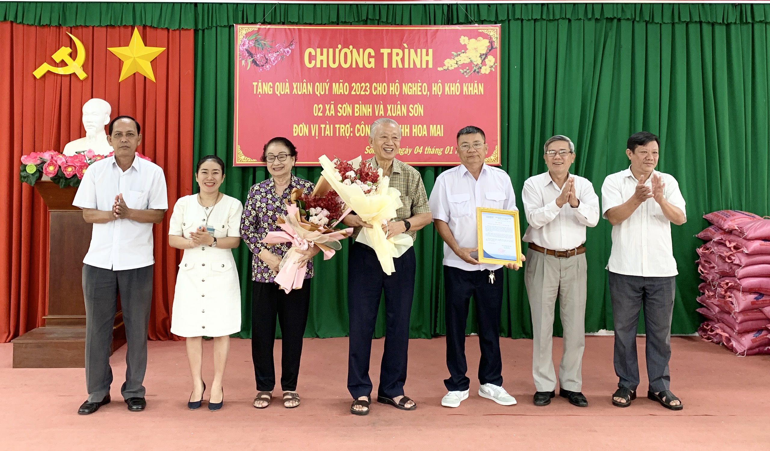 Đại diện chính quyền địa phương tặng hoa và thư cảm ơn tới gia đình ông Trần Văn Khánh.