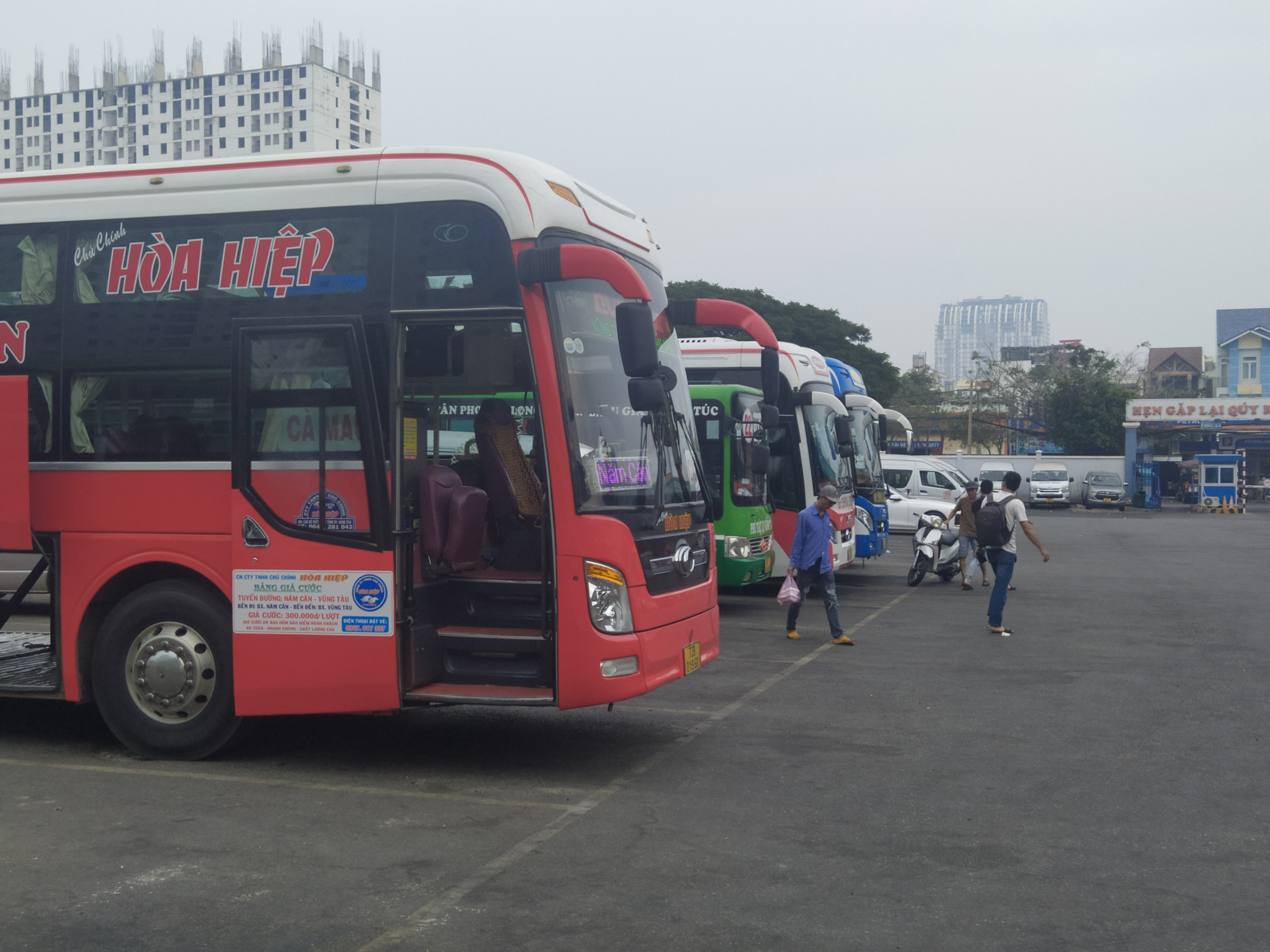 Sở GT-VT chỉ đạo DN vận tải huy động tối đa phương tiện phục vụ hành khách trong dịp Tết 2023. Trong ảnh: Phương tiện chờ đón khách tại Bến xe Vũng Tàu.