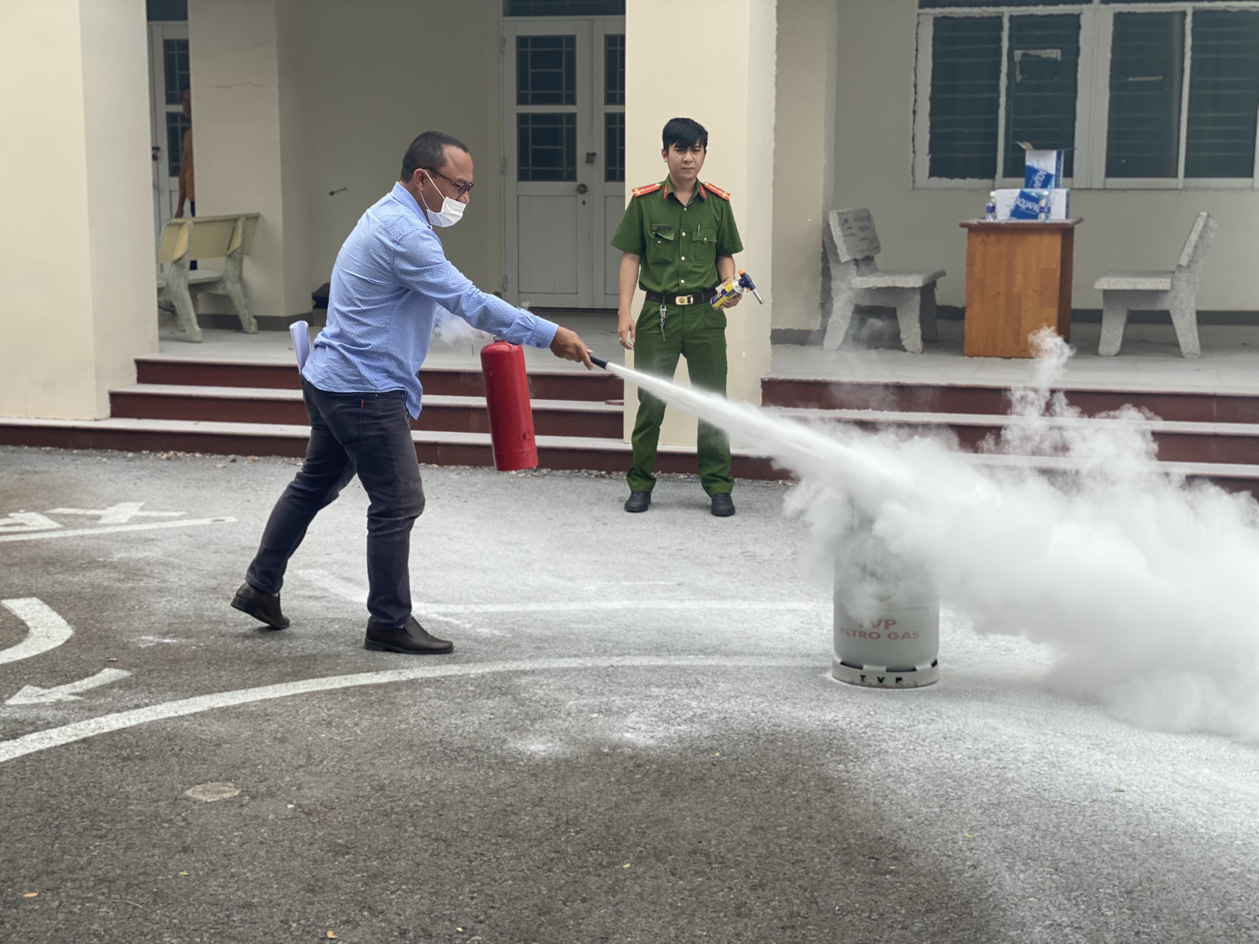 Học viên thực hành thao tác thao tác sử dụng bình chữa cháy bằng bột để dập tắt đám cháy do bình ga.
