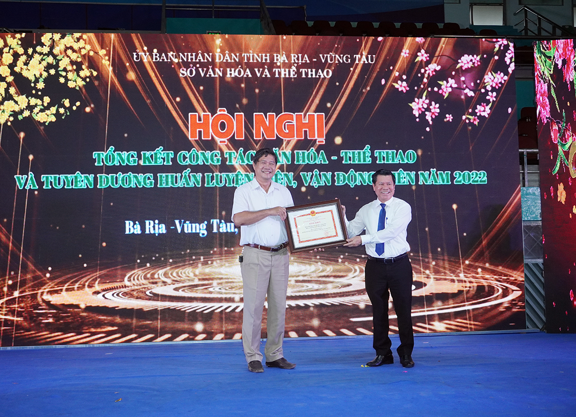 Ông Nguyễn Văn Xinh, Uỷ viên Ban Thường vụ, Trưởng Ban Tuyên giáo Tỉnh uỷ trao Bằng khen của Bộ Trưởng Bộ VH-TT-DL cho Đoàn thể thao tỉnh vì có thành tích xuất sắc tại Đại hội Thể thao toàn quốc lần thứ IX>
