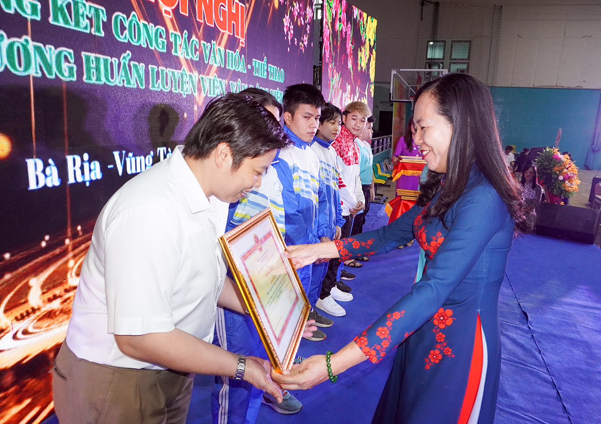 Bà Nguyễn Thị Ánh Hồng, Phó Chánh Văn phòng UBND tỉnh trao Bằng khen của Bộ trưởng Bộ VH-TT-DL cho các HLV, VĐV có thành tích xuất sắc tại các giải đấu châu Á, quốc tế trong năm 2022.