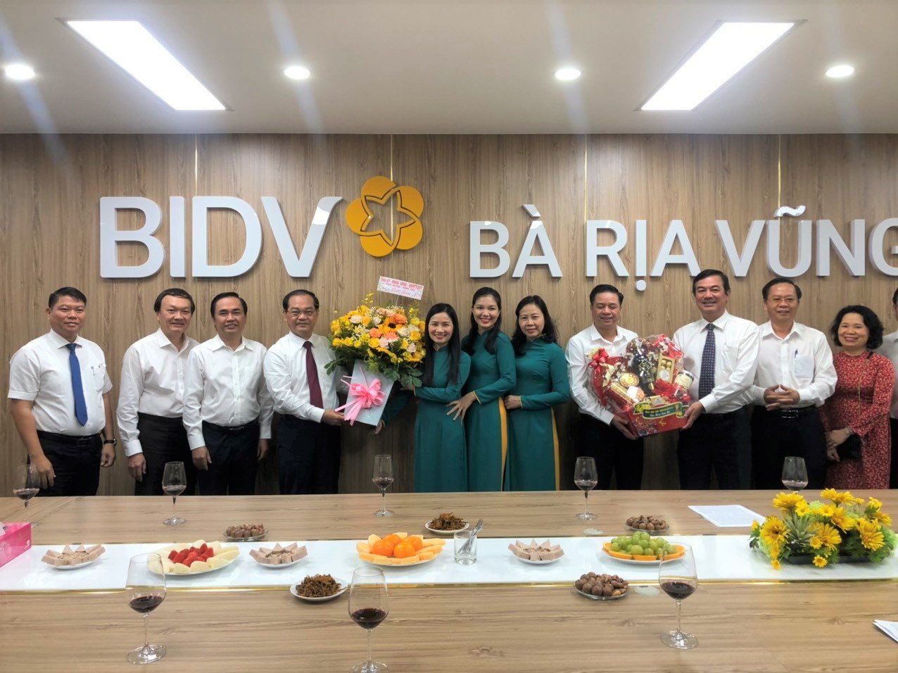 Ông Mai Ngọc Thuận, Phó Chủ tịch HĐND tỉnh chúc Tết Ngân hàng TMCP Đầu tư và Phát triển Việt Nam Chi nhánh Bà Rịa-Vũng Tàu. Ảnh: KIM HỒNG
