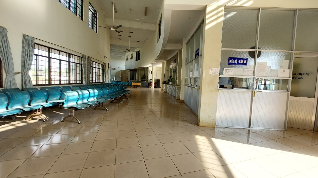 Khu vực nhà chờ vắng tanh.