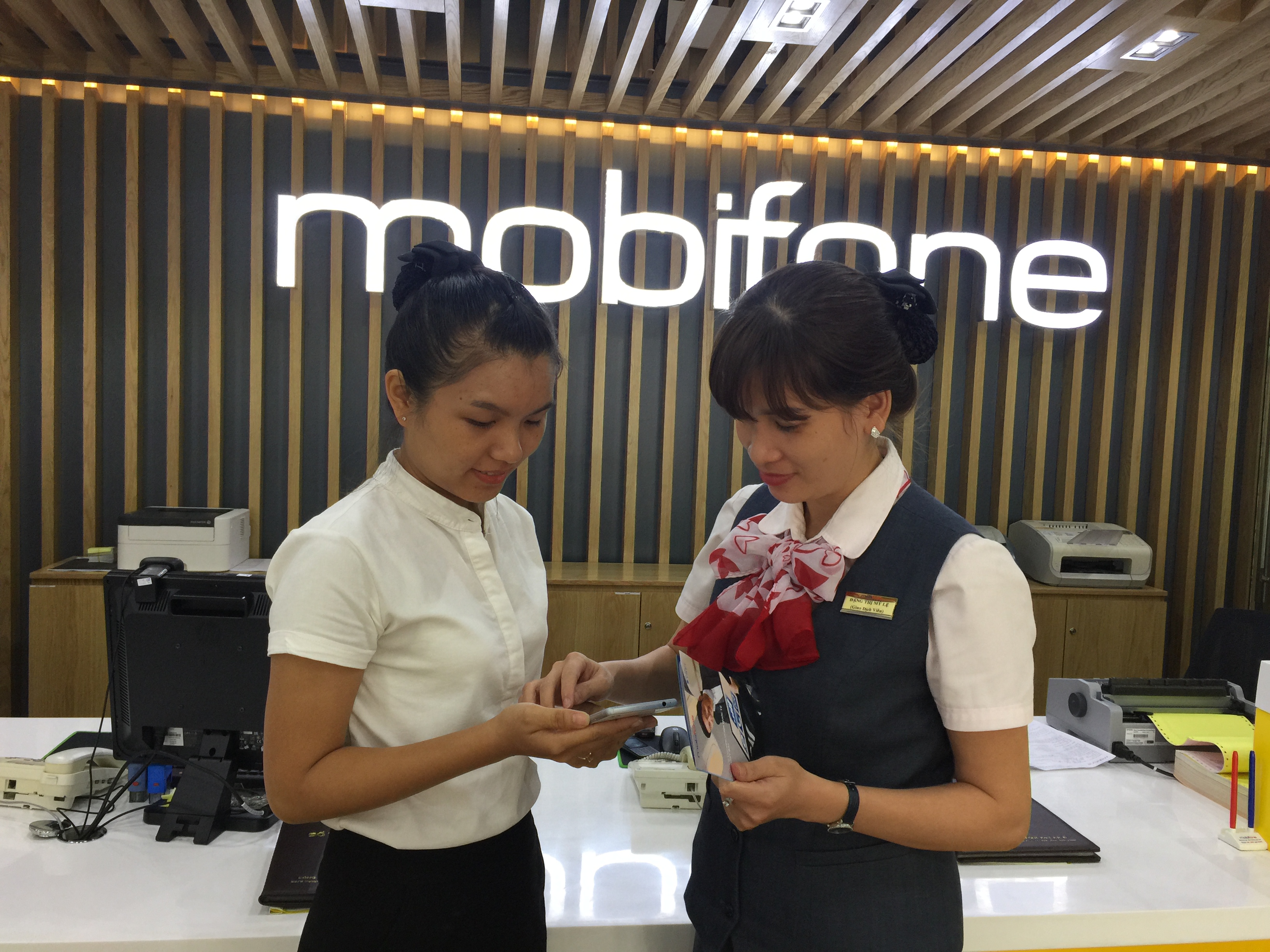 MobiFone Bà Rịa-Vũng Tàu đã hoàn tất công tác phòng, chống nghẽn mạng dịp Tết. Trong ảnh: Nhân viên MobiFone Bà Rịa-Vũng Tàu hướng dẫn khách hàng sử dụng dịch vụ, ứng dụng.