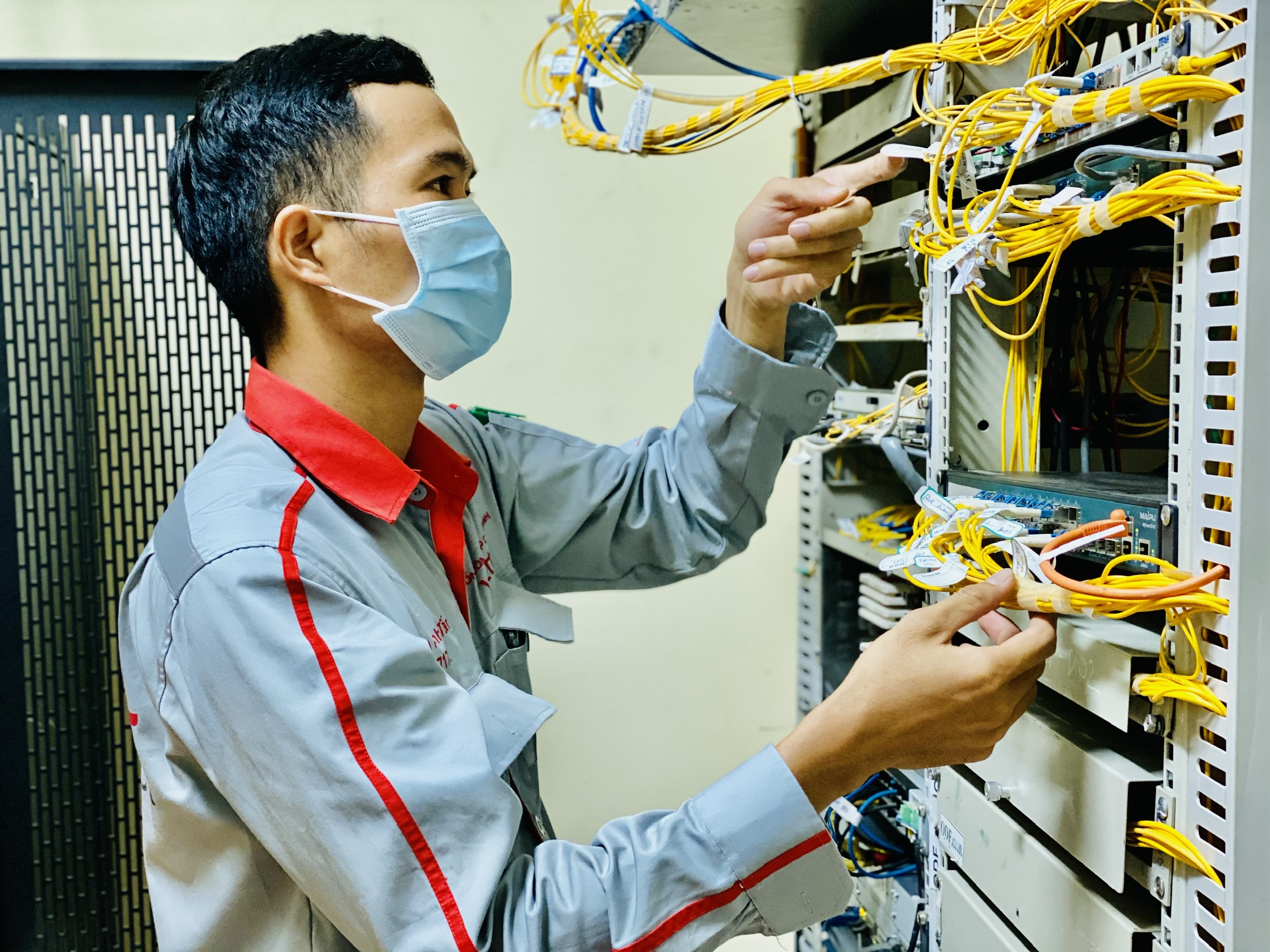 Các nhà mạng nâng cấp cấu hình, dung lượng để bảo đảm việc truyền tải dữ liệu, thông tin của người dùng không bị gián đoạn. Trong ảnh: Nhân viên kỹ thuật Viettel Bà Rịa-Vũng Tàu kiểm tra trạm BTS.