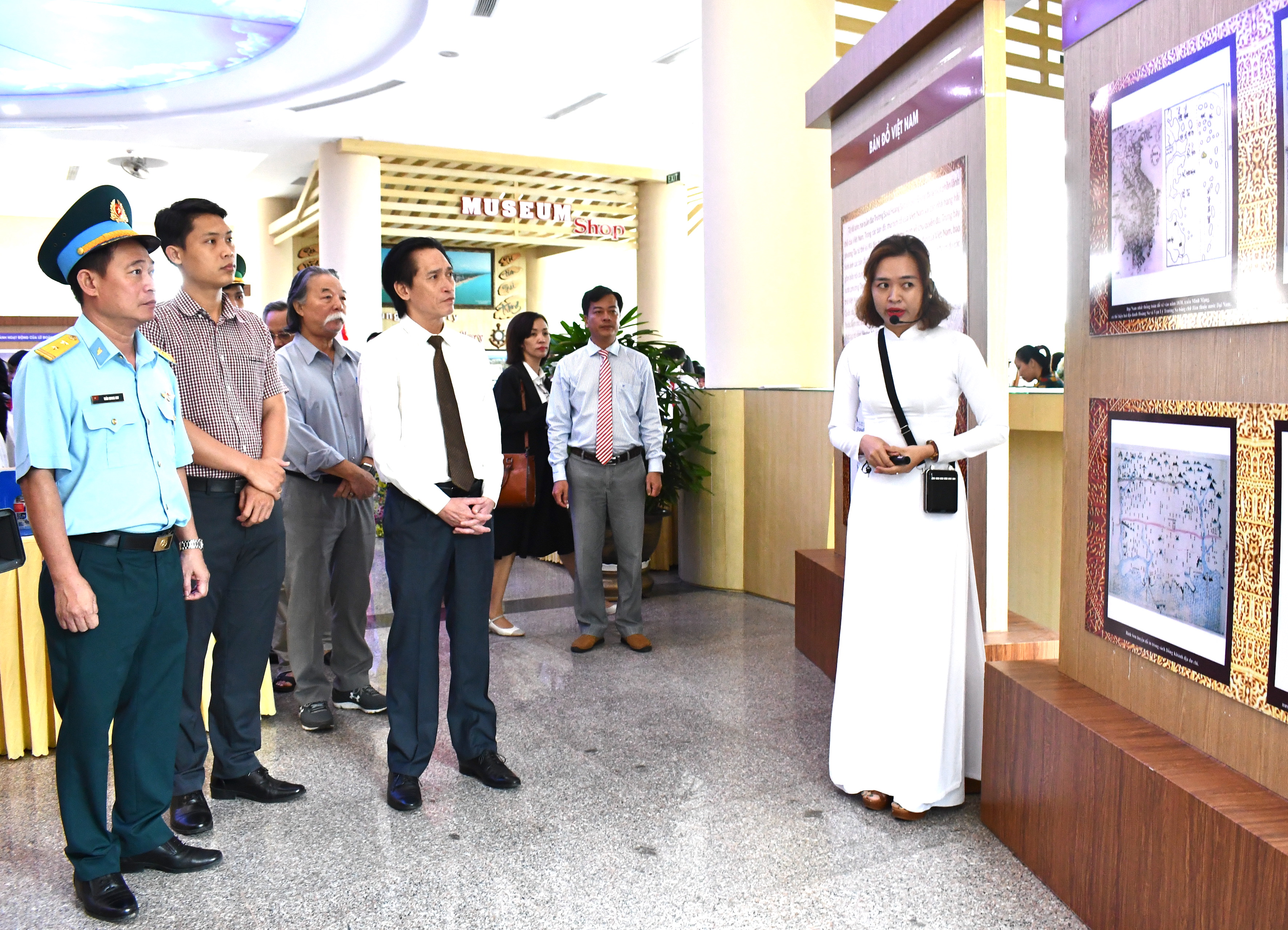 Các đại biểu tham quan gian trưng bày.