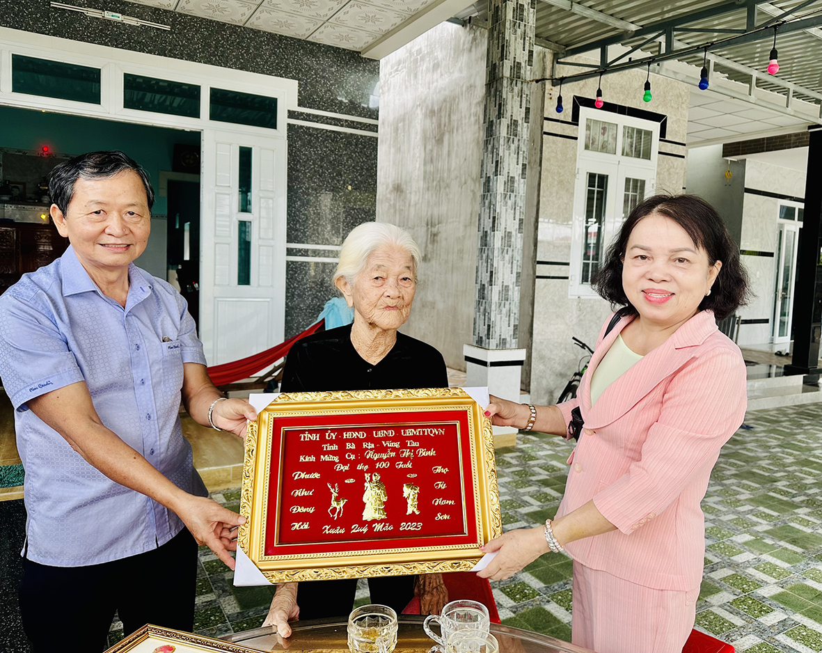 Ông Lương Trí Tiên chúc thọ cụ Nguyễn Thị Binh (xã Lộc An, huyện Đất Đỏ). Ảnh: MINH TÂM