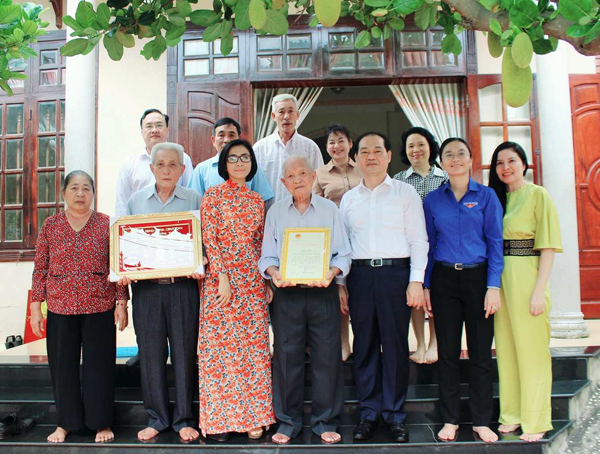 Ông Mai Ngọc Thuận, Ủy viên Ban Thường vụ Tỉnh ủy, Phó Chủ tịch HĐND tỉnh chúc thọ cụ Lâm Văn An (trú tại phường 7, TP. Vũng Tàu). Ảnh: KHÁNH CHI