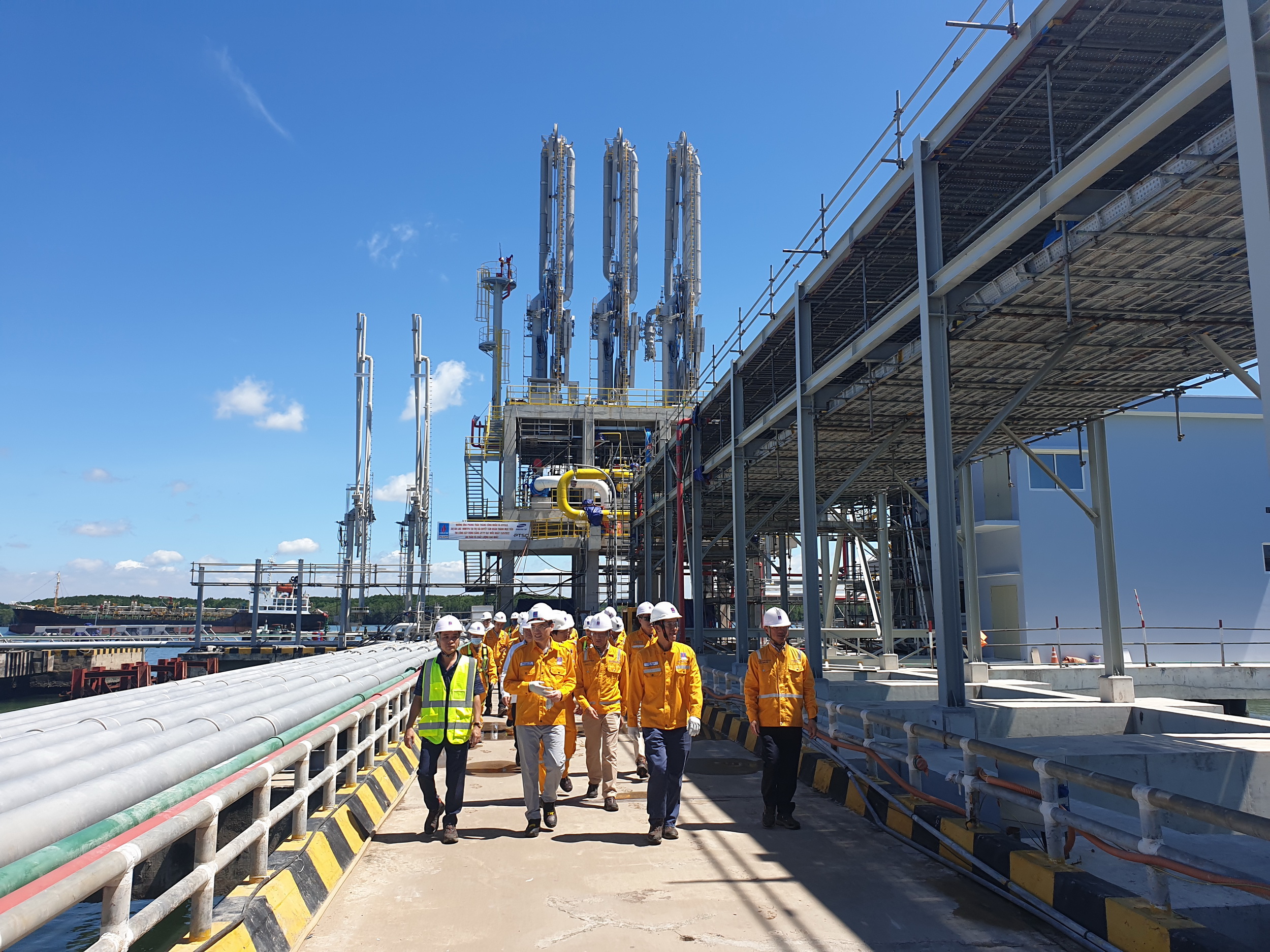 Năm 2023, PV GAS phấn đấu hoàn thành chạy thử và đưa vào vận hành thương mại dự án kho chứa LNG 1 triệu tấn Thị Vải. Trong ảnh: Lãnh đạo PV GAS kiểm tra tiến độ dự án.