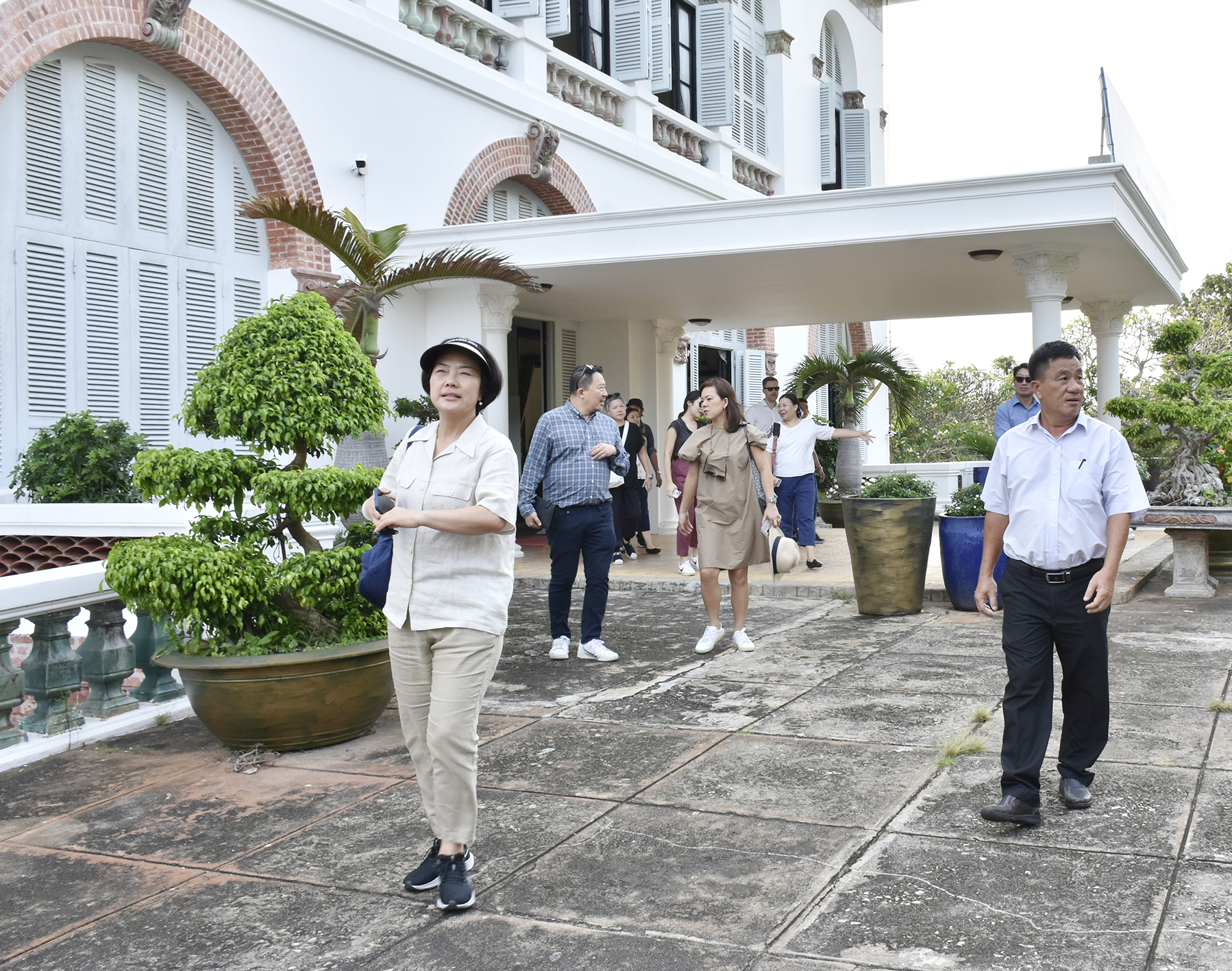 Nhóm các DN tàu biển Singapore khảo sát Khu di tích Bạch Dinh (TP. Vũng Tàu).