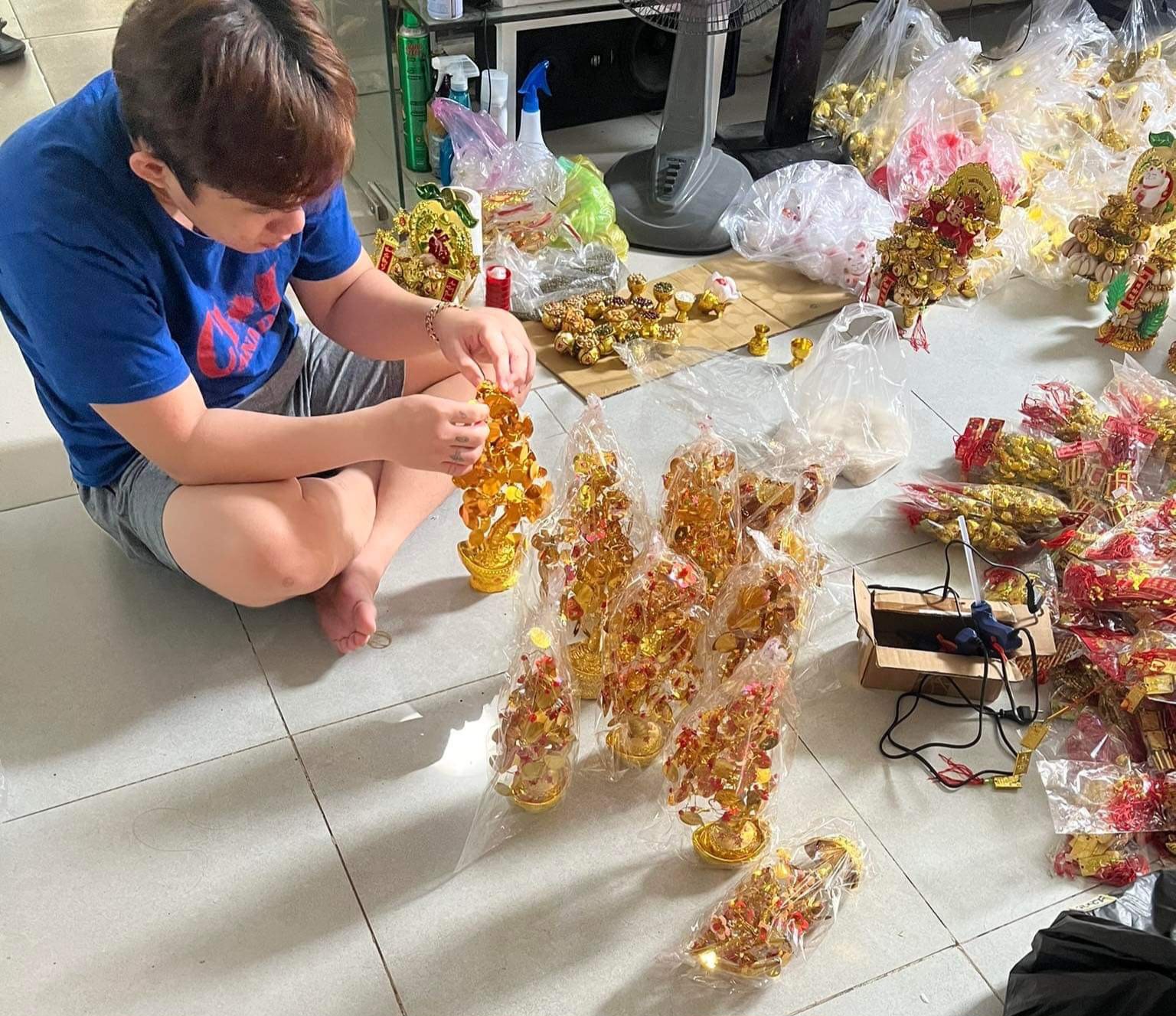 Anh Nguyễn Tấn Lộc (chồng chị Oanh) đang hoàn thiện các sản phẩm tháp tỏi.