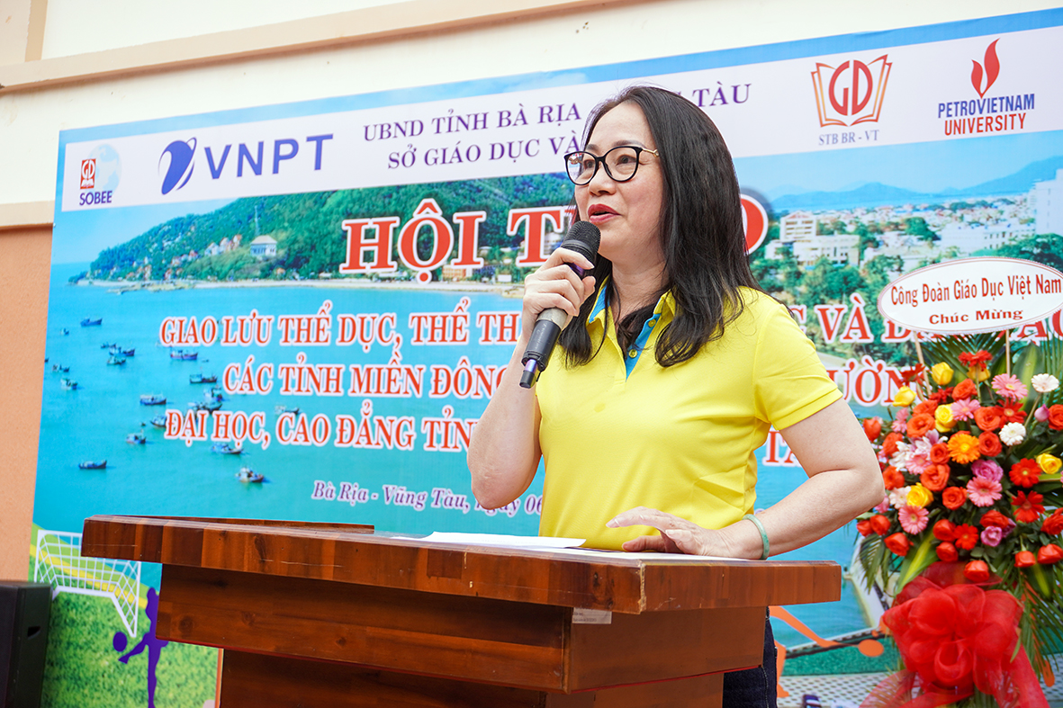 Bà Trần Thị Ngọc Châu, Giám đốc Sở GD-ĐT phát biểu khai mạc Hội thao.
