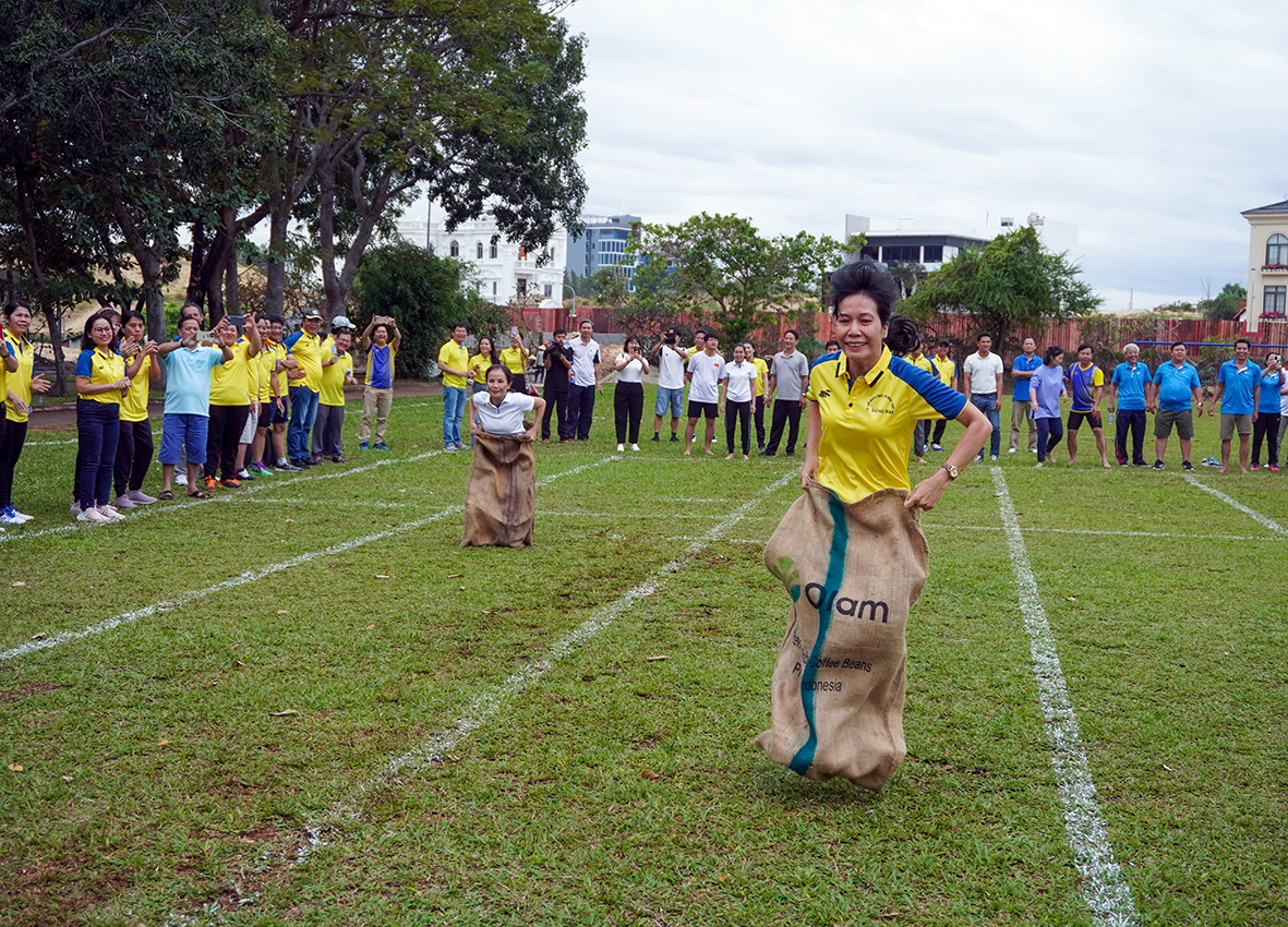 Các VĐV thi đấu môn nhảy bao bố.