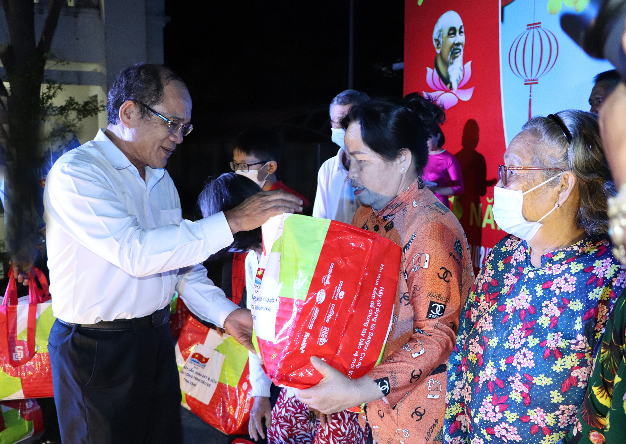 Ông Trương Dực Đức, Bí thư Đảng ủy phường trao quà Tết đến hộ nghèo.