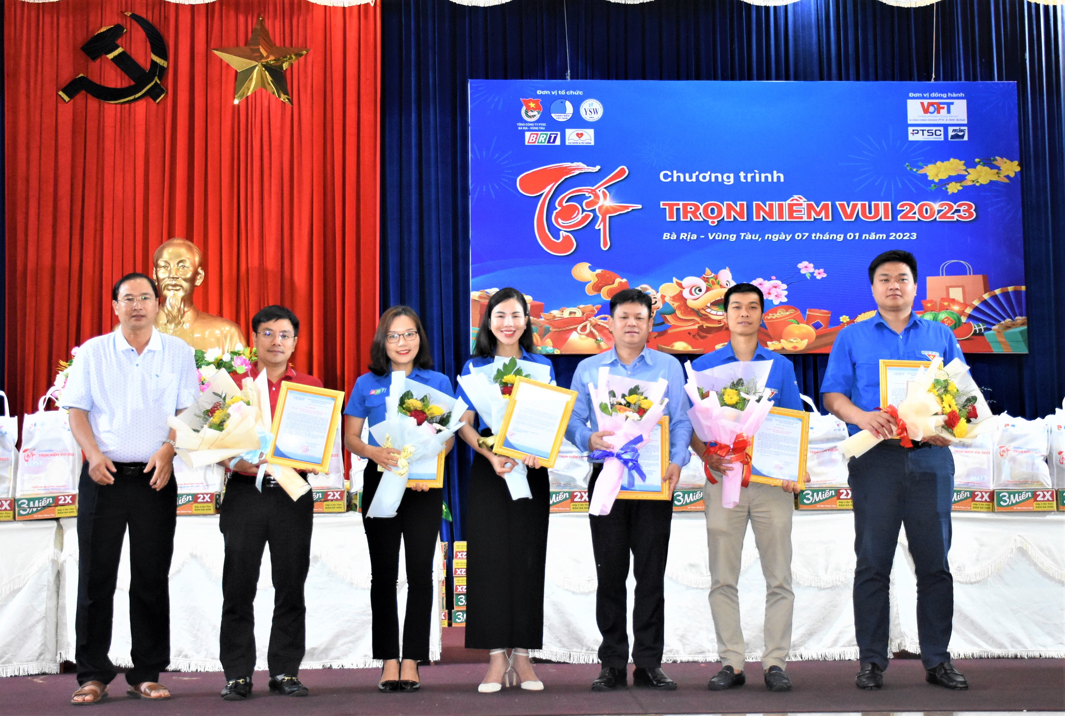 Ông Nguyễn Tấn Bản, Chủ tịch UBND huyện Châu Đức trao hoa và thư cảm ơn cho các đơn vị đồng hành, tài trợ thực hiện chương trình 