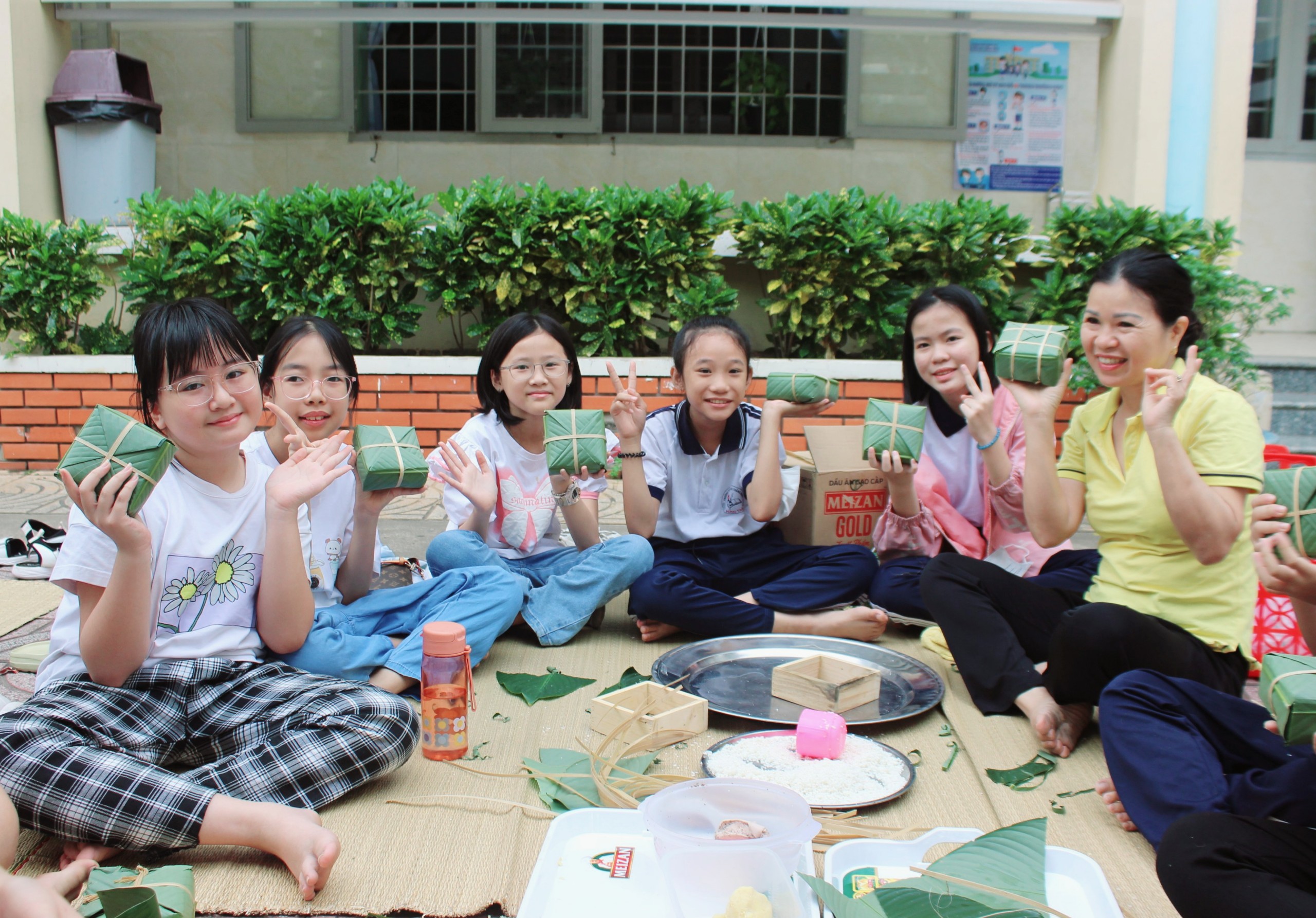 Thành quả của cô và trò là những chiếc bánh chưng xinh xắn
